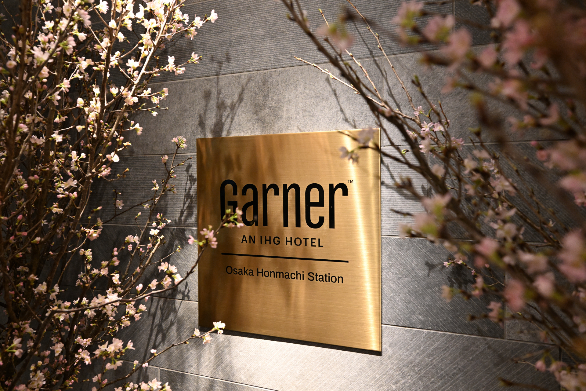 エントランスに掲げられた銘板