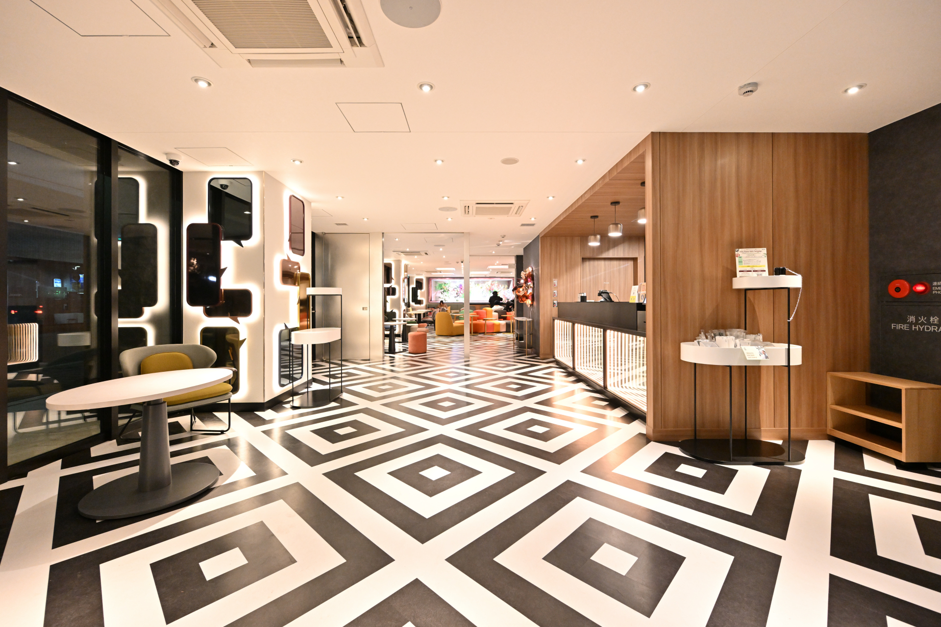 手前はチェックインカウンター、奥に24時間利用可能なオープンスペース