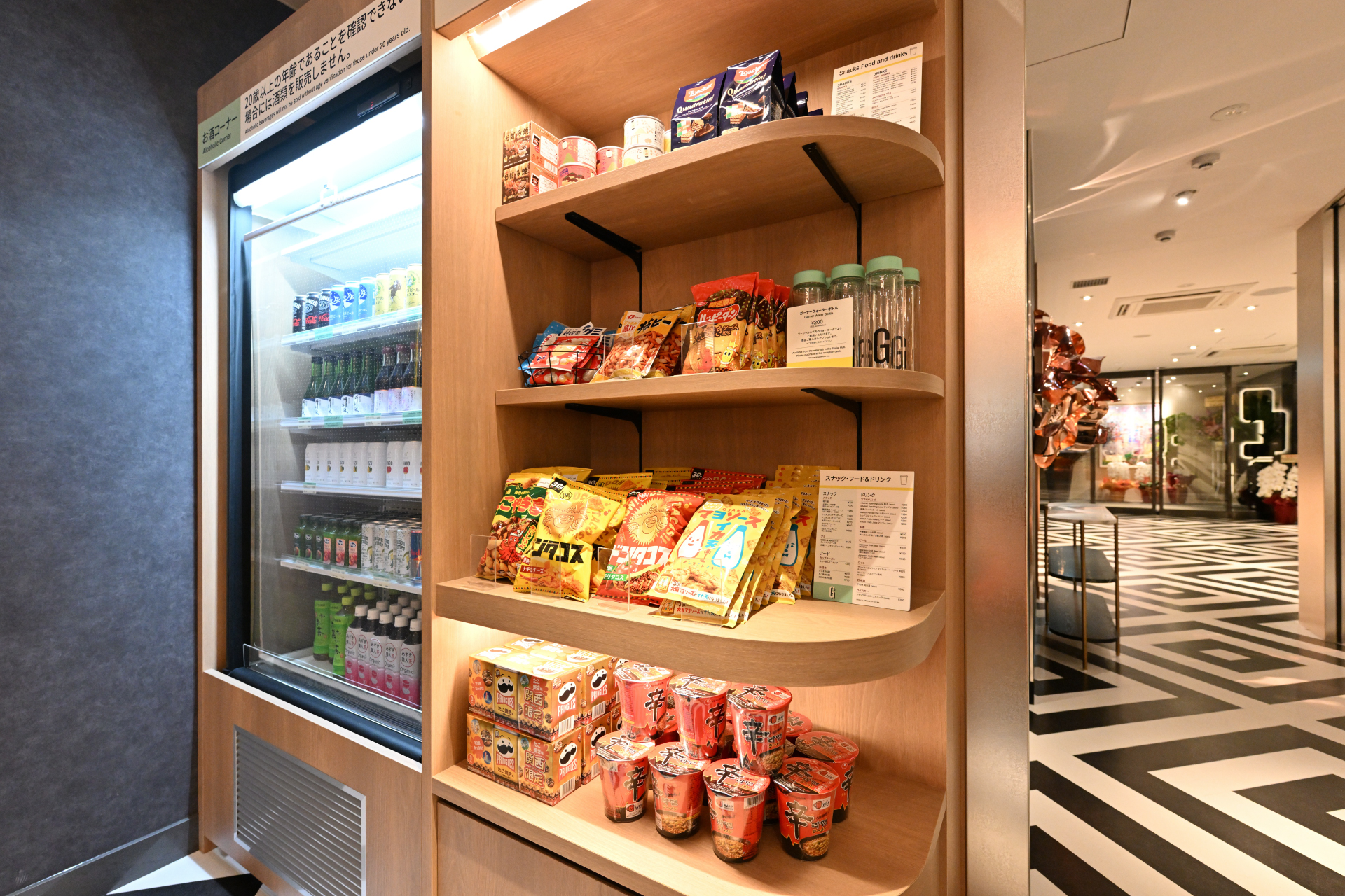 ソーシャルハブの横には有料のマーケットプレイス。軽食や各種ドリンクなどが用意されており、こちらも24時間いつでも利用が可能