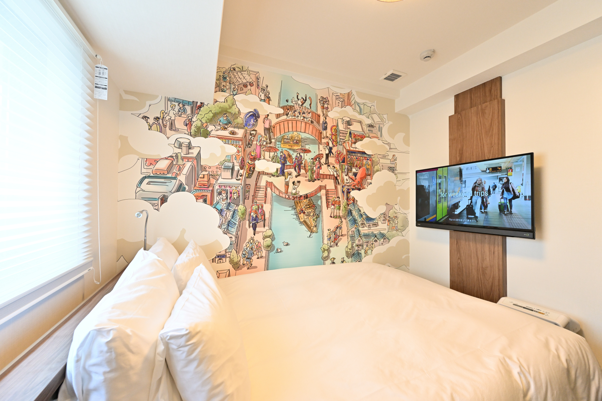 広さ12m<span class="em sup">2</span>のダブルルーム。かなりコンパクトな部屋だが、圧迫感を感じさせない造りになっている