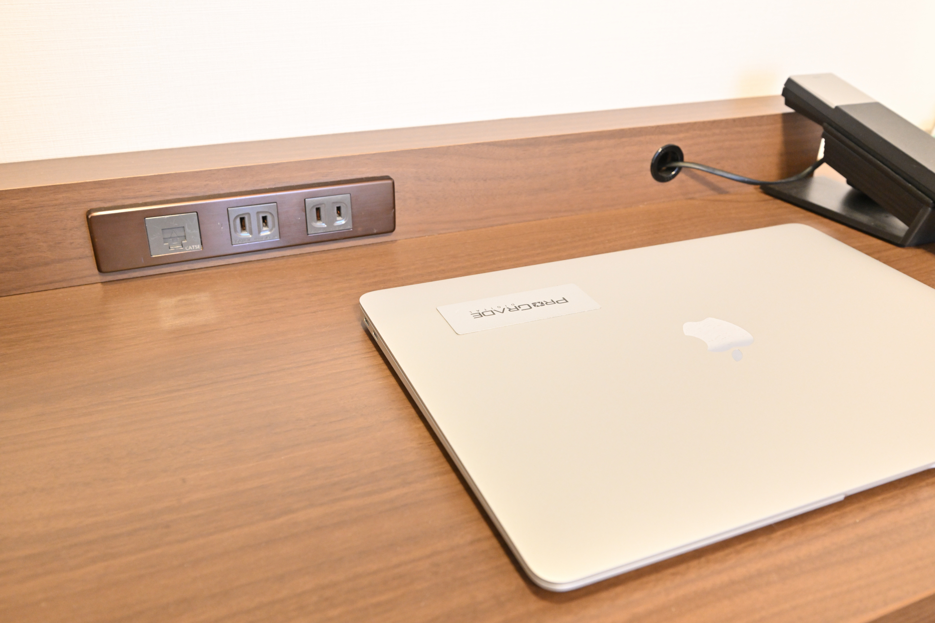 書斎スペースに13インチのPCを置いてみる。決して広くはないが軽作業には十分。コンセントは2口