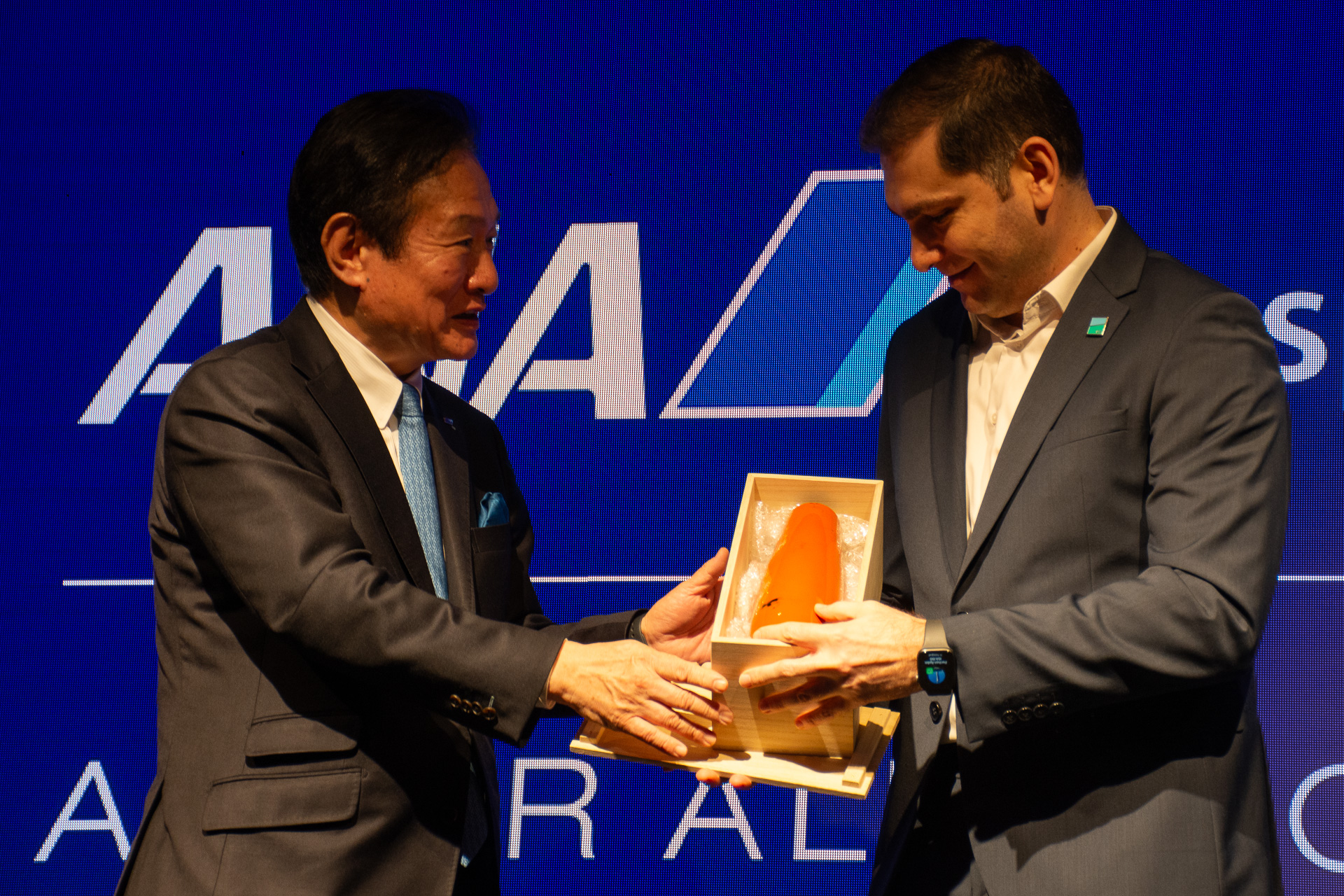 ANAとiGA双方で贈り物の交換を行なった