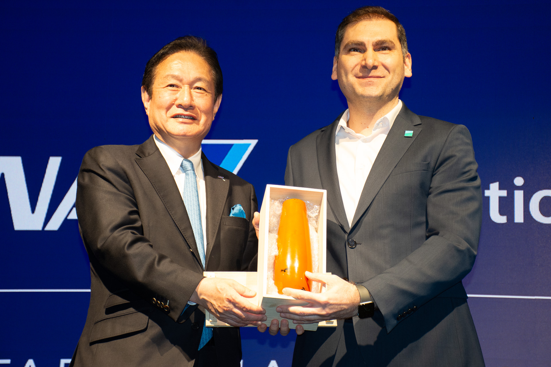 ANAからは紀州漆器の花器が