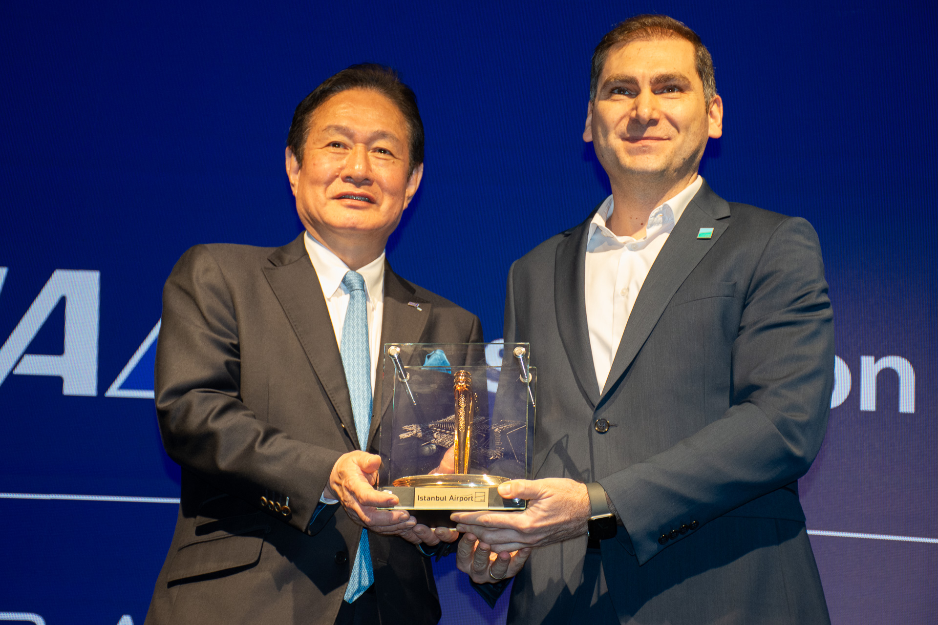 iGAからはイスタンブール空港の管制塔を模したと思われるトロフィー