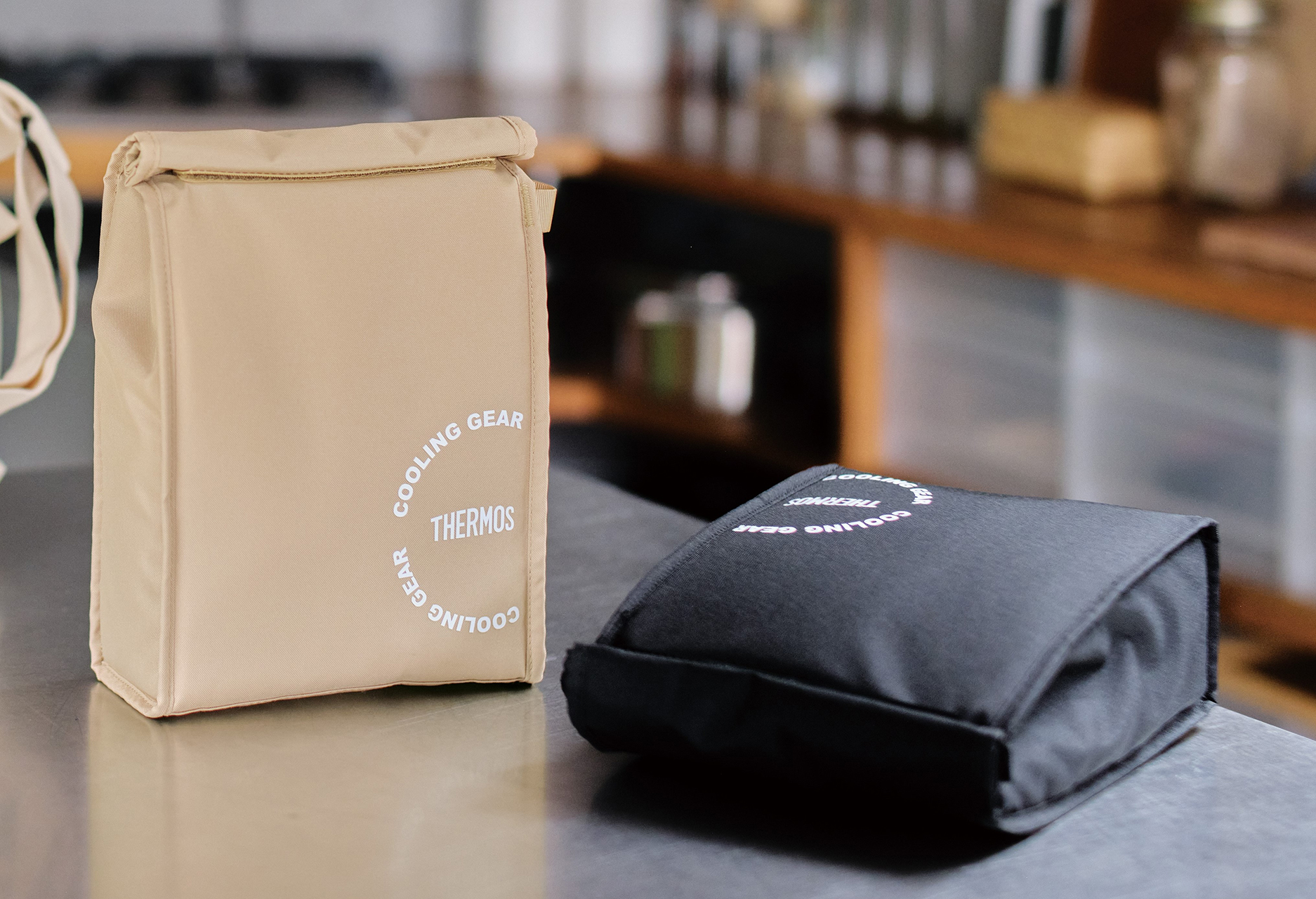 ベージュ（左）、ブラック（右）