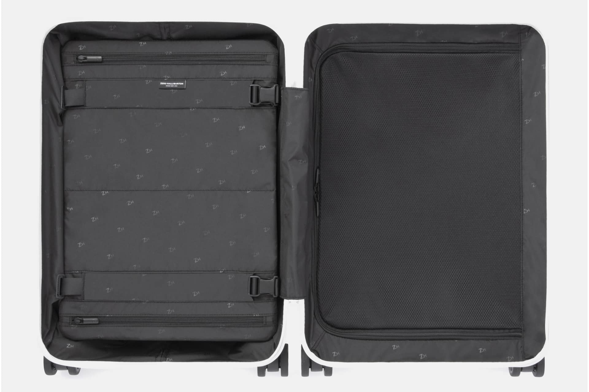 内装には高さ調整できる仕切りが