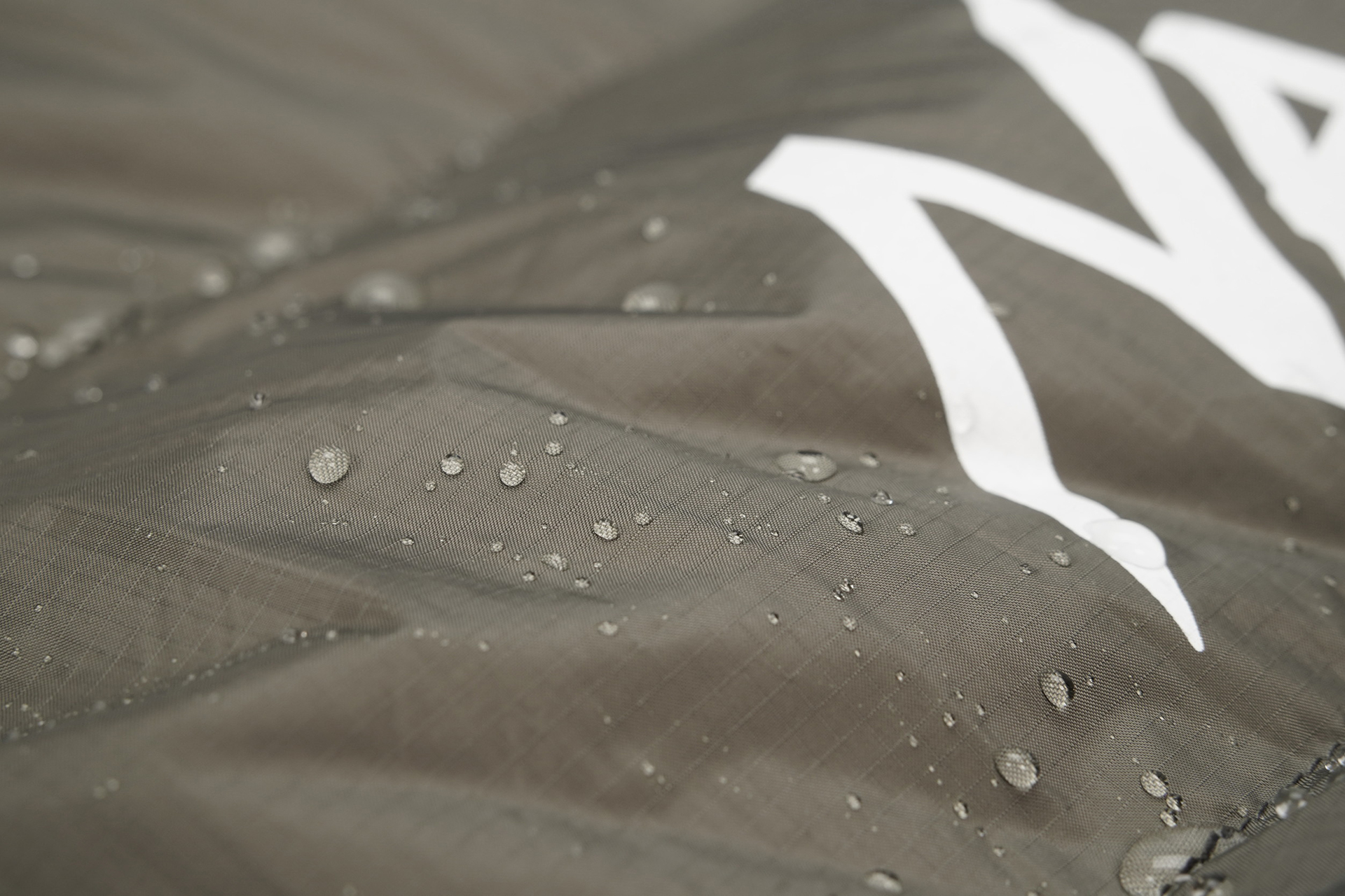 防水コーティングのナイロン生地「オーロラテックス」を使用