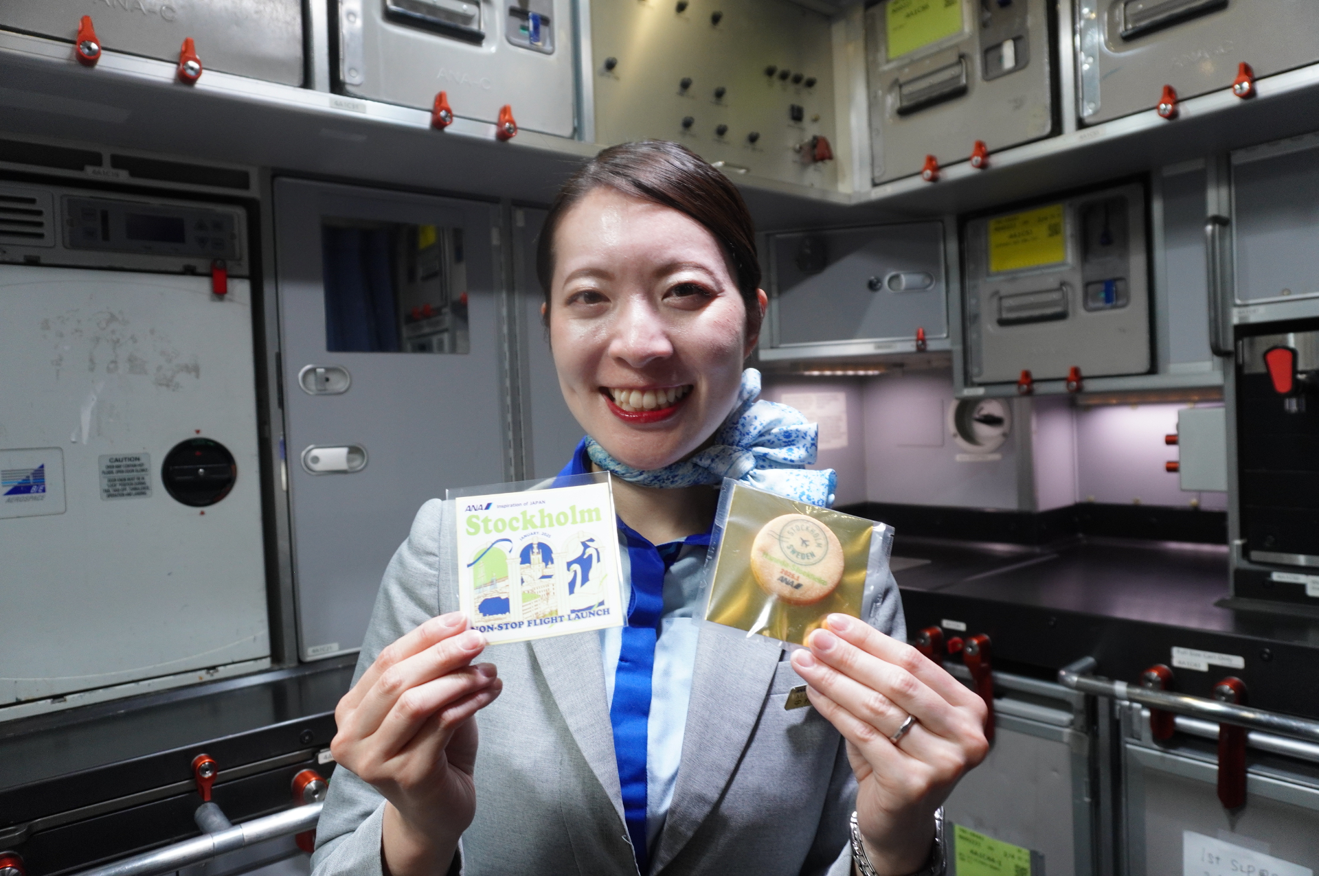 お菓子と一緒にコーヒーを味わうスウェーデンのおやつ文化「FIKA（フィーカ）」にちなんで就航記念クッキーとステッカーを搭乗客に配布。2月中旬まで