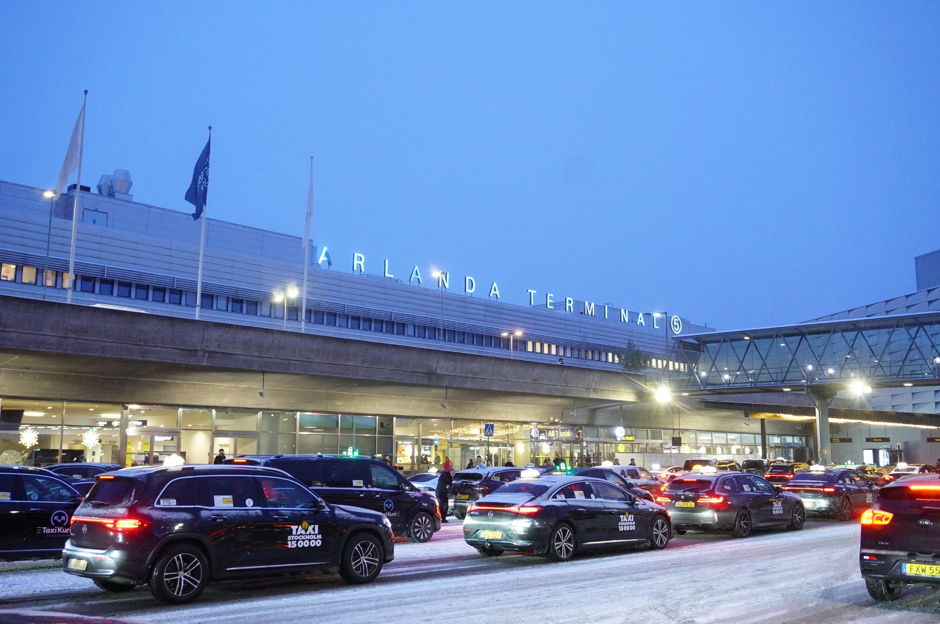 夜中に羽田を出発したNH221便がアーランダ空港に到着するのは朝6時すぎ。冬は日照時間が短く、雪の日は朝7時半でも薄暗い。現地4日の気温は-4℃だった