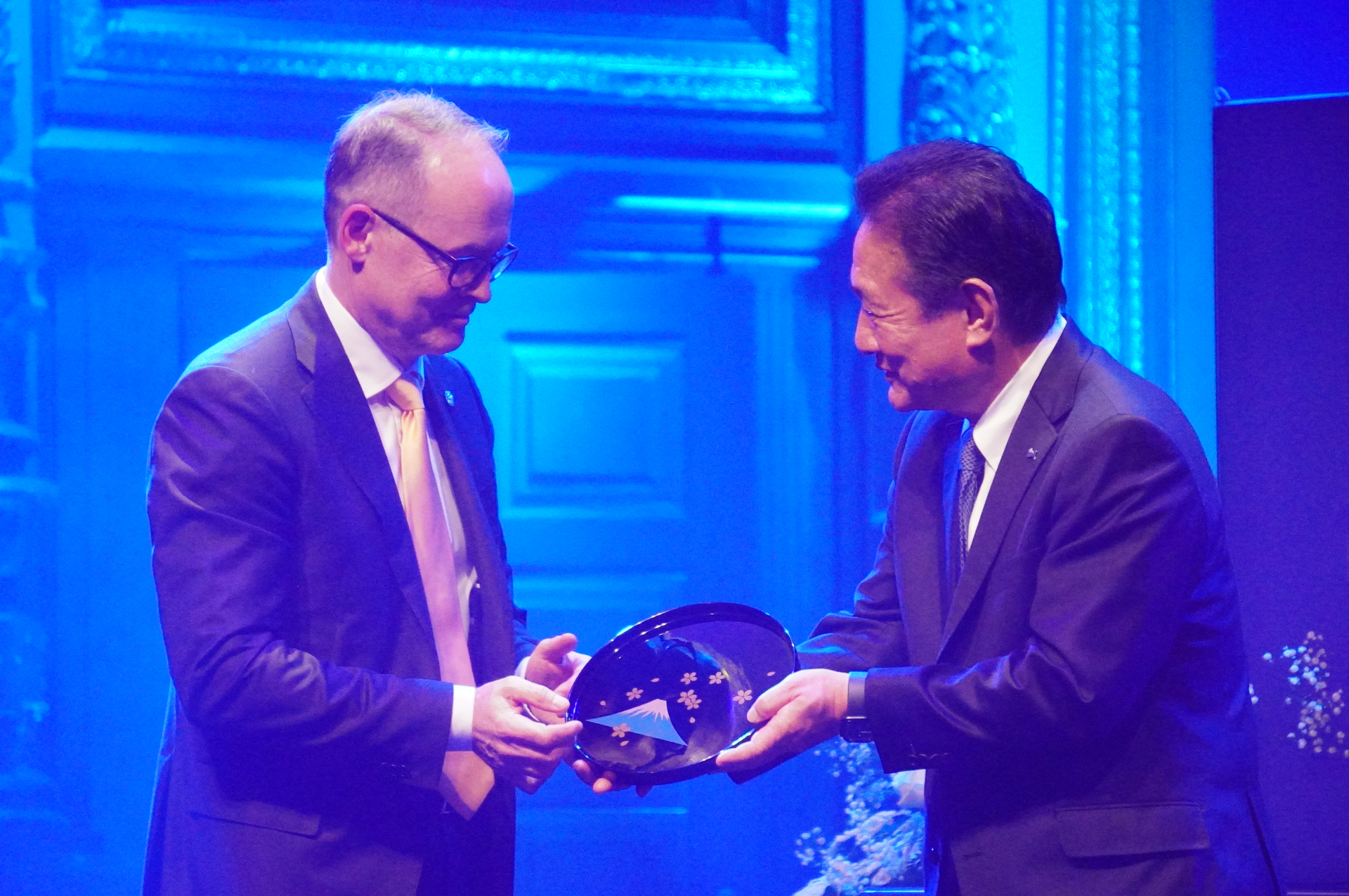 ANA 井上社長とSwedavia ヨナスCEOがギフト交換。日本は漆のお盆、スウェーデンは花を活けるガラスのフラワーベースを贈った