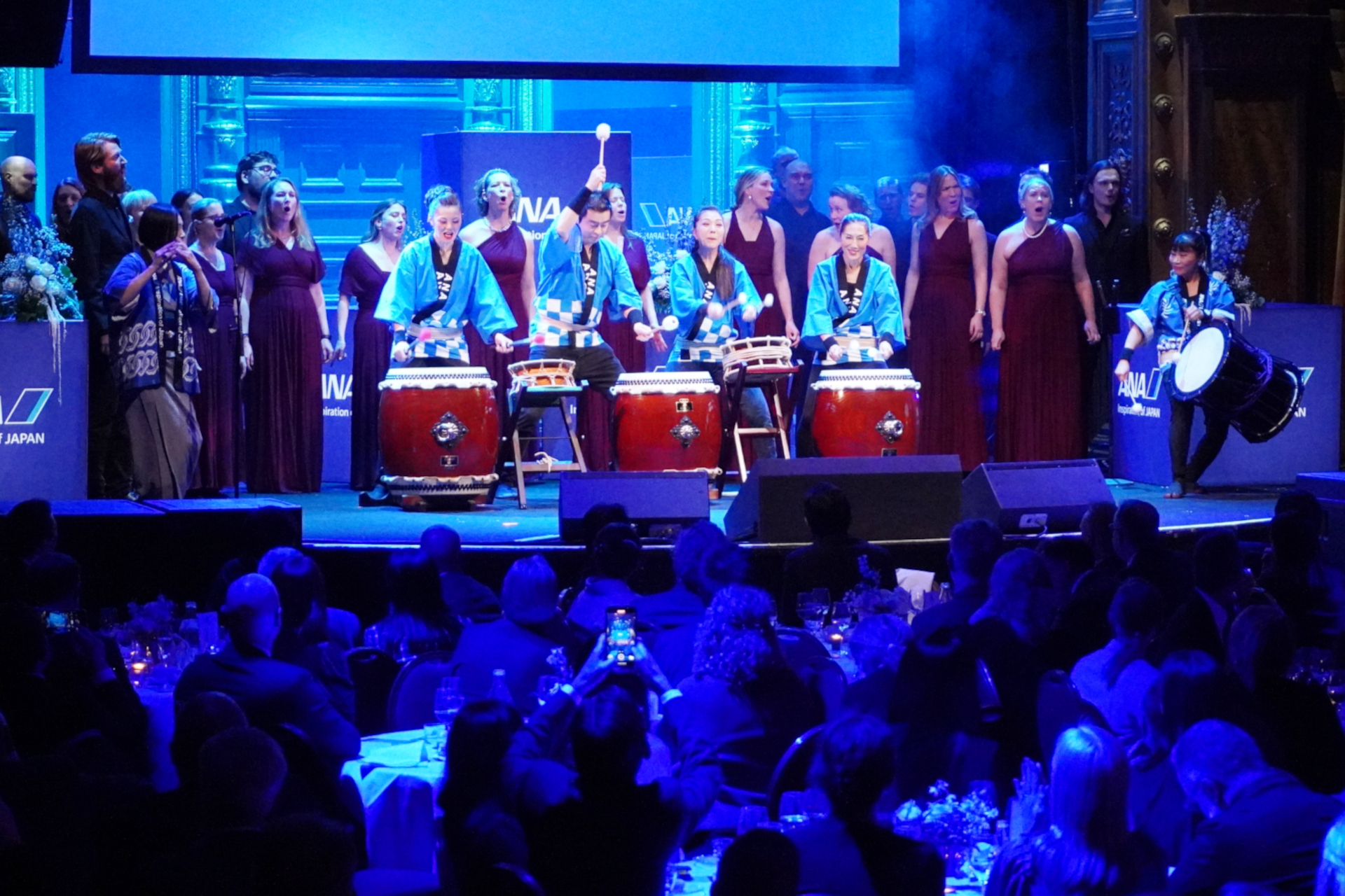 スウェーデンの合唱団「ソフィア・ヴォーカルアンサンブル」やロンドンを拠点に活動する日本人の和太鼓グループがパーティを盛り上げた