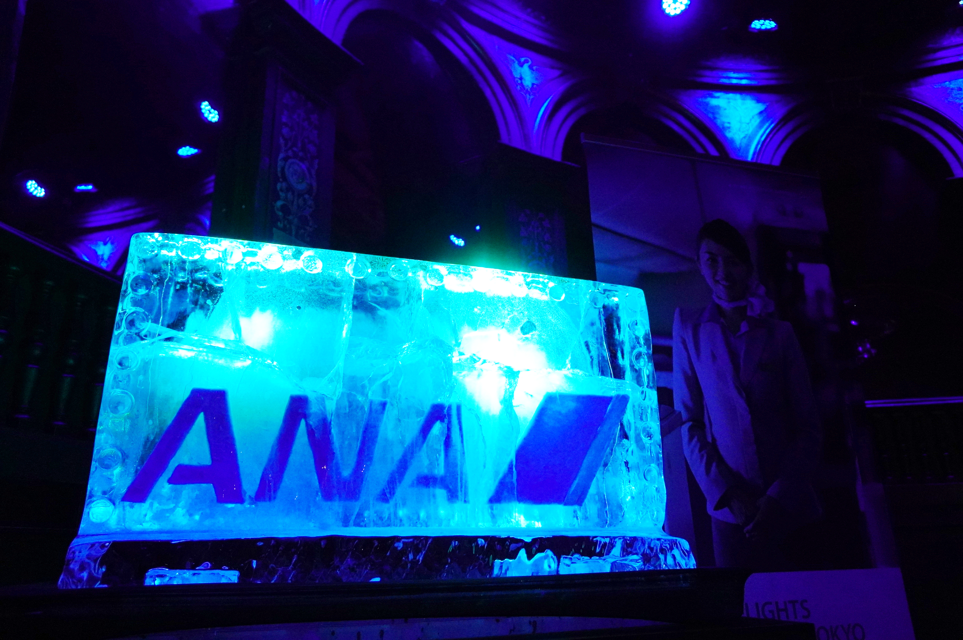 パーティ会場には北欧らしく巨大なANAロゴの氷像ライトアップを展示