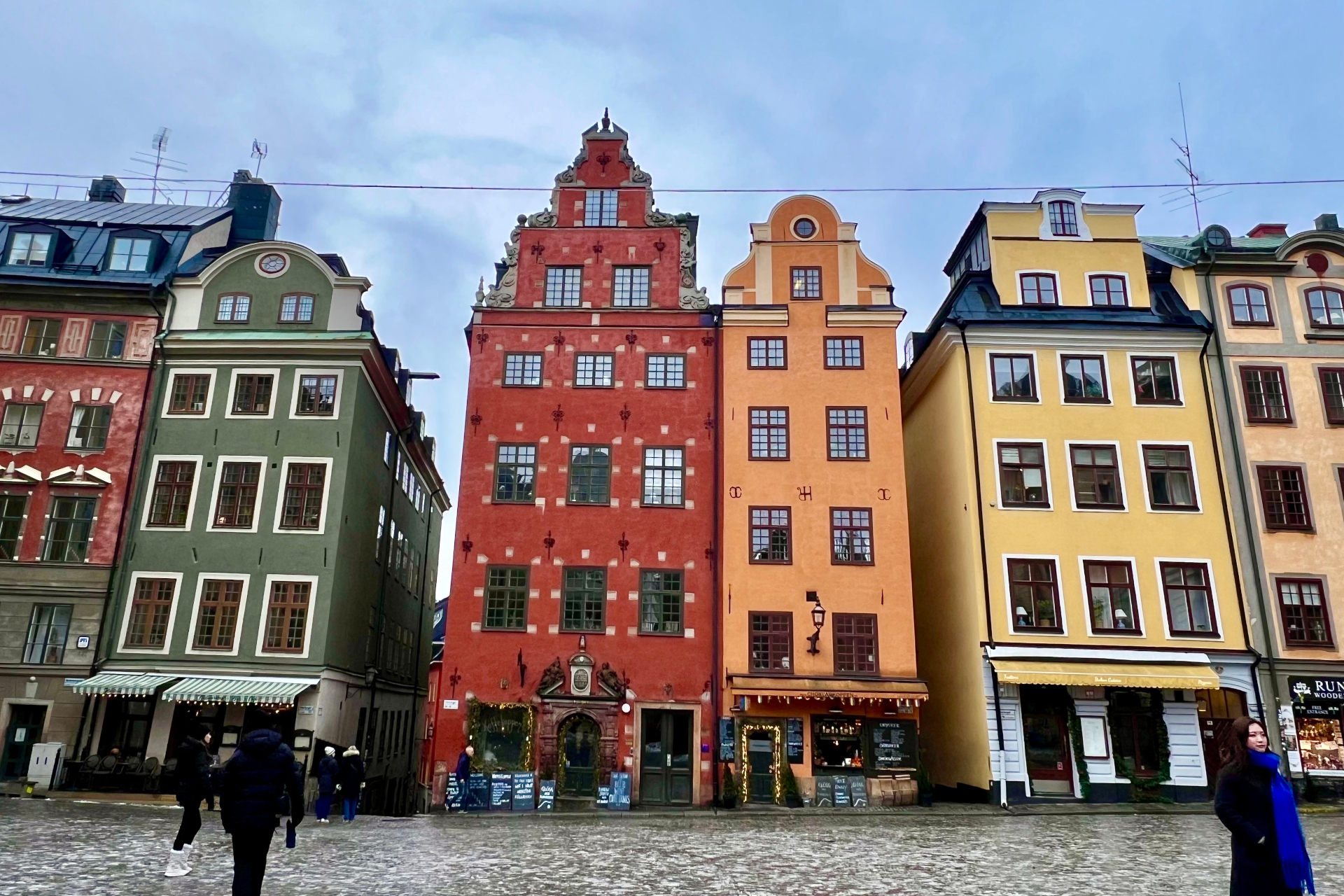 カラフルな建物が立ち並ぶストックホルムの旧市街地・ガムラスタン