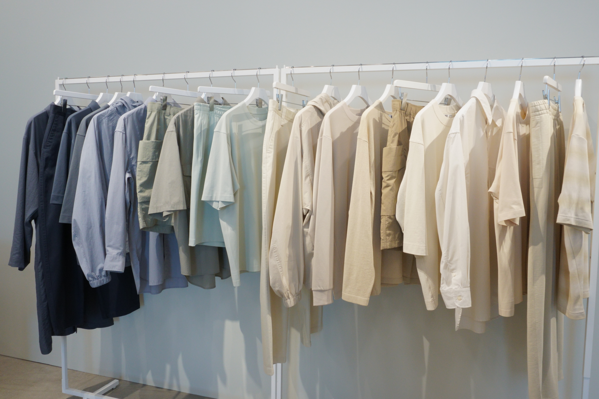 同系色で“軽やかなレイヤード”を楽しむのがポイント