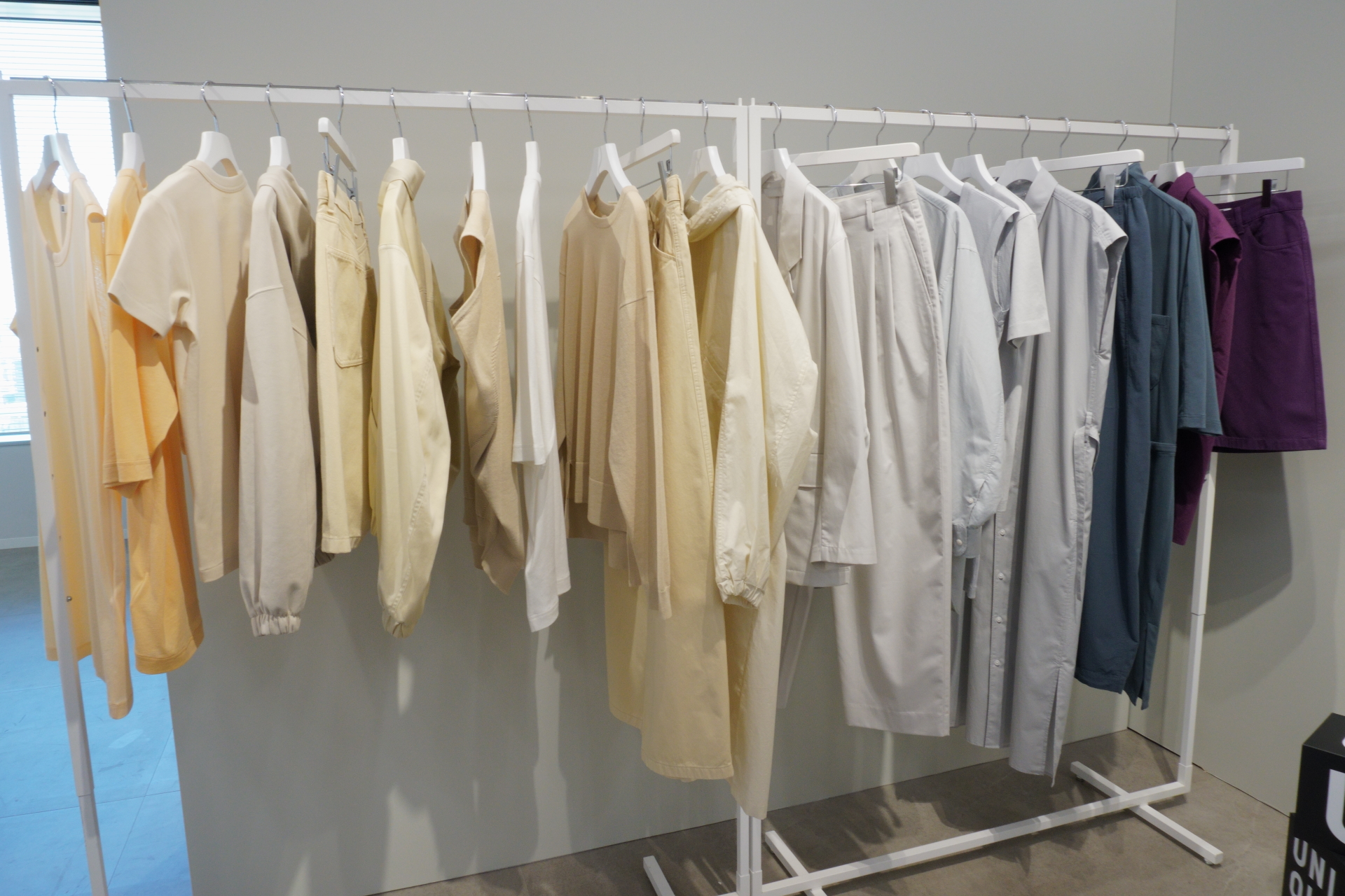 カラーはくすみイエロー/ブルーを中心に展開する