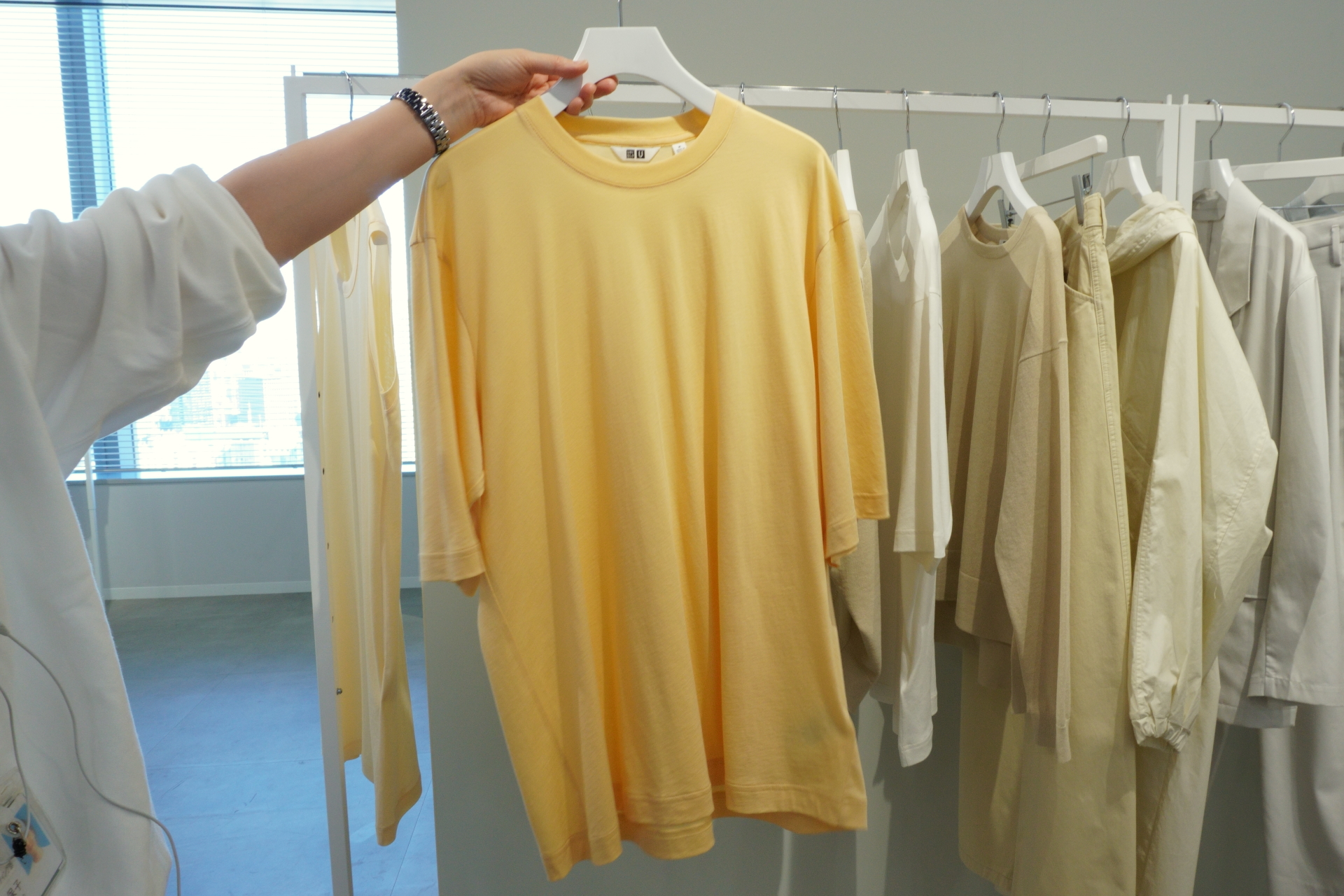 カラーはくすみイエロー/ブルーを中心に展開する