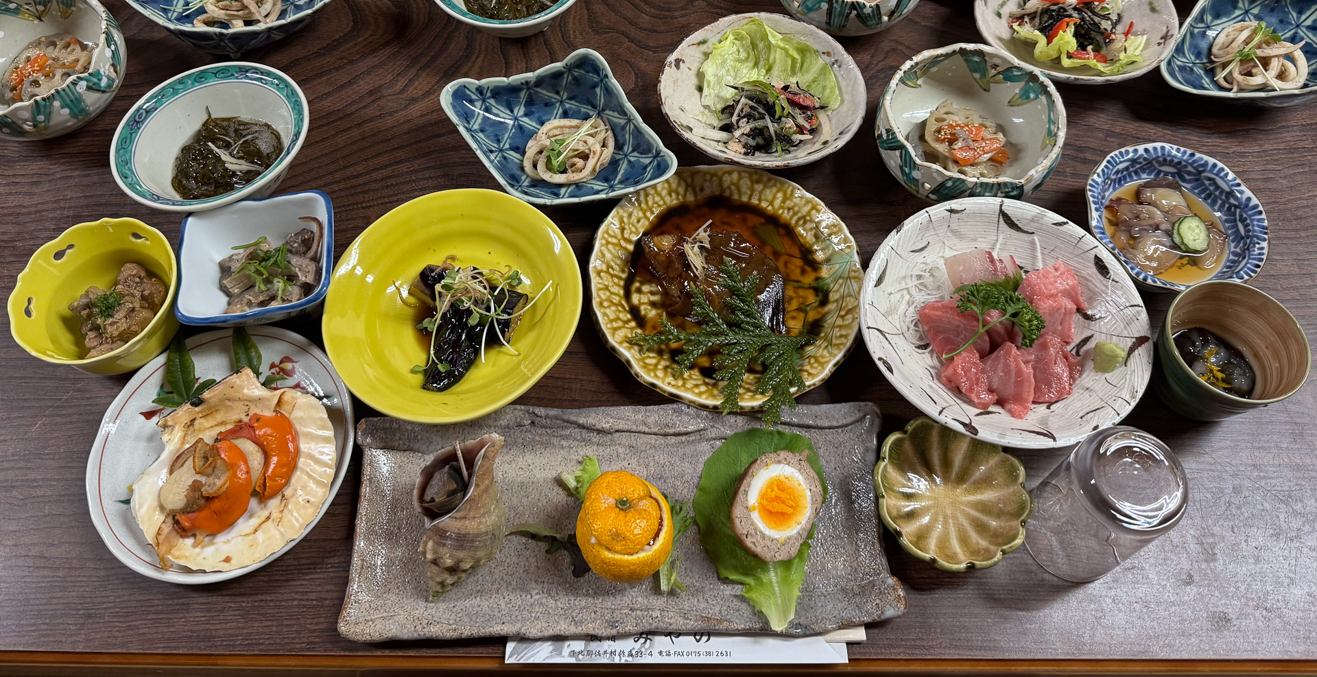 「民宿みやの」の夕食（一人前で13皿ありました！　1泊2食付き8000円！）