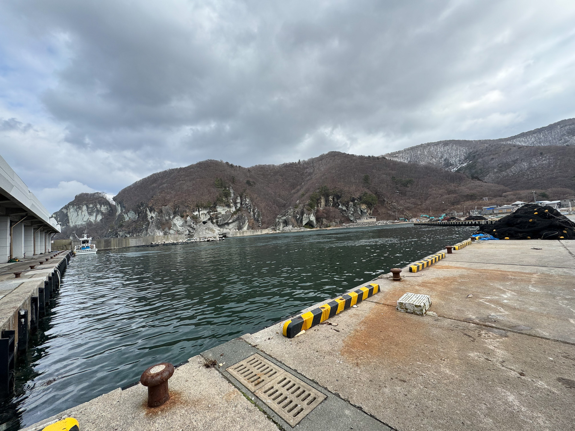 牛滝漁港。仏ヶ浦の奇岩は牛滝漁港から始まっているとのこと