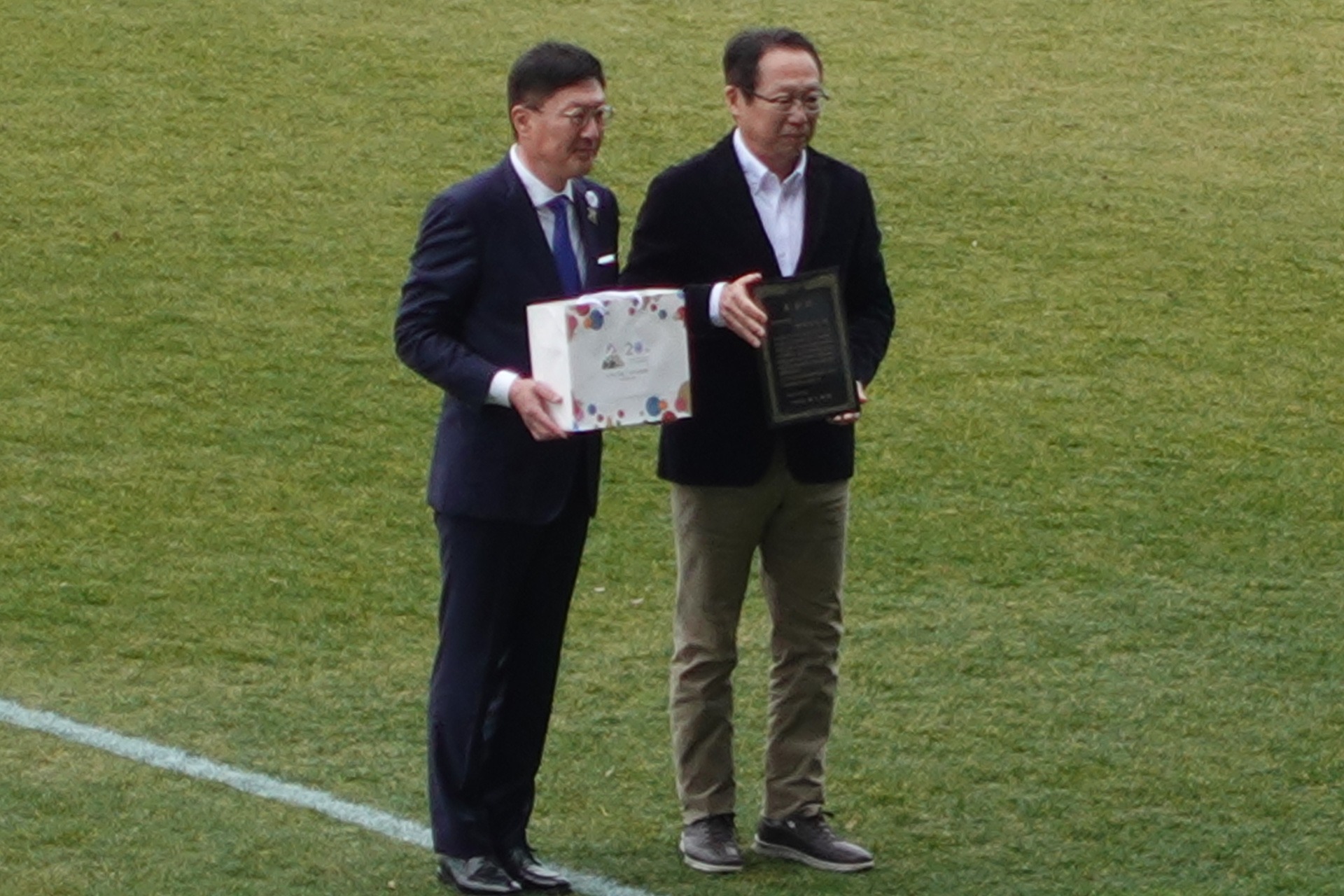 株式会社今治.夢スポーツ 代表取締役会長 岡田武史氏（左）と今治市長 徳永繁樹氏（右）
