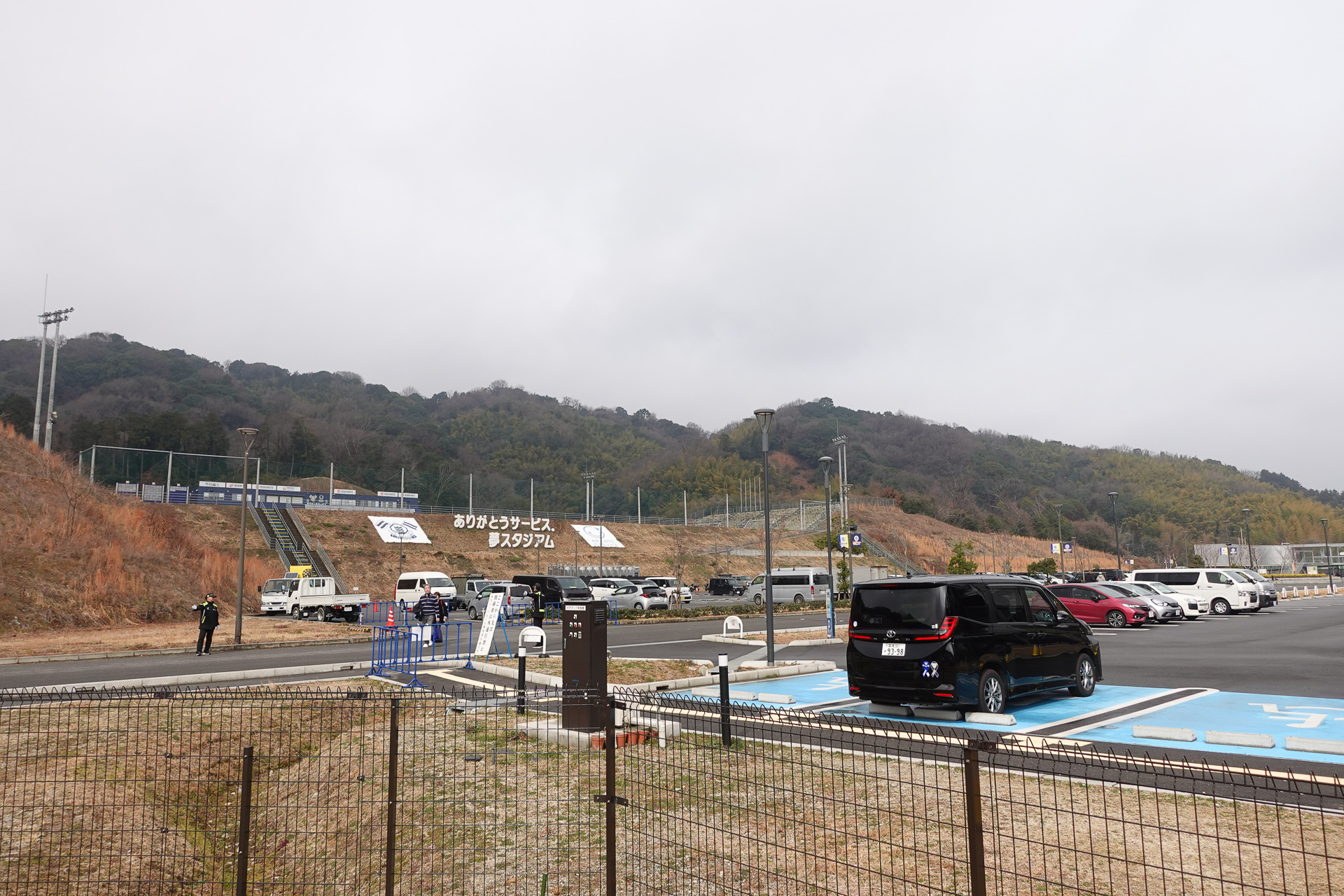 「ありがとうサービス. 夢スタジアム」は山あいで拡張が難しかった。現在は練習場に転用