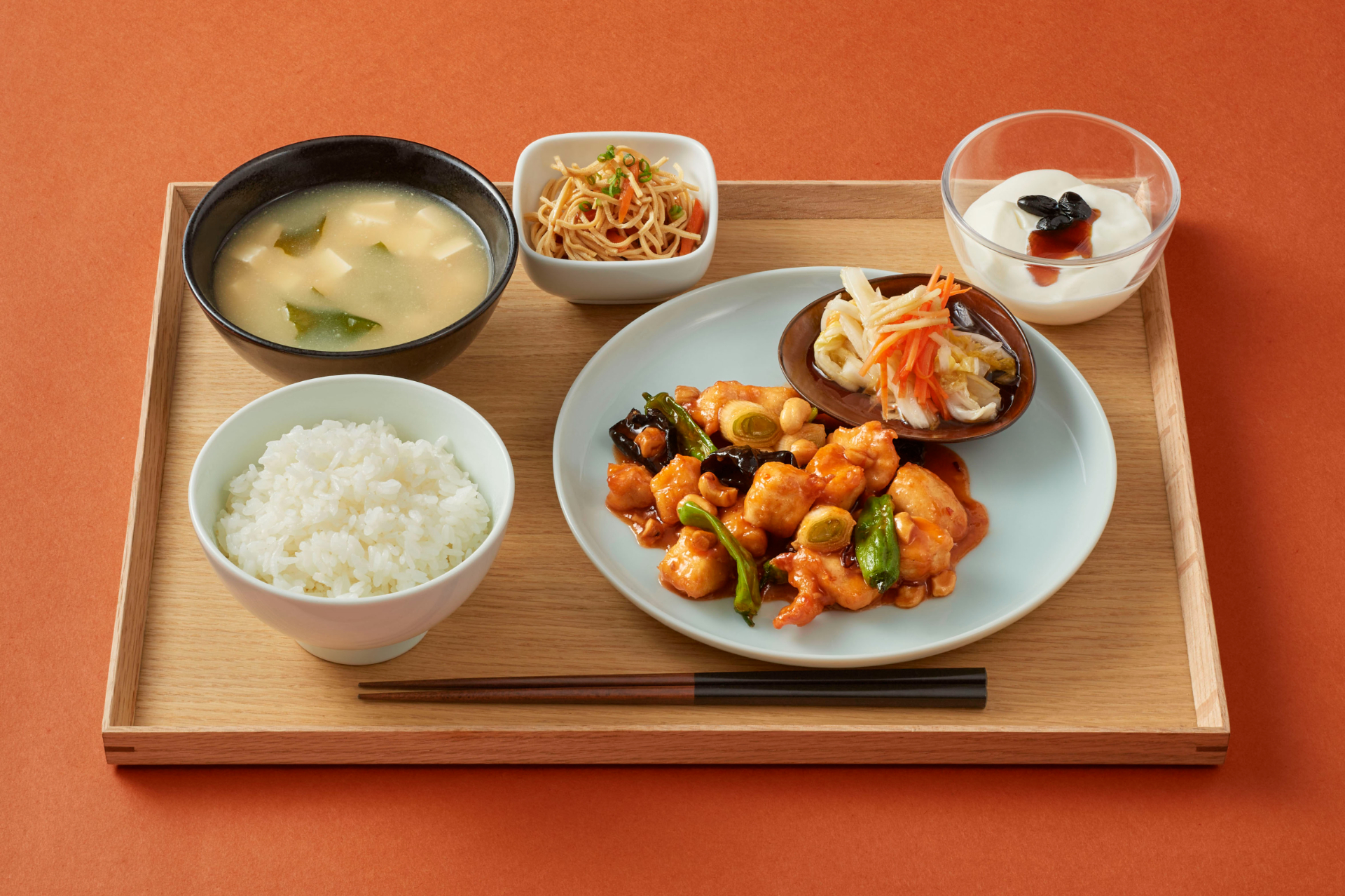 ランチは定食で、ディナーはお酒とともに楽しめるアラカルト料理として世界各国メニューを提供