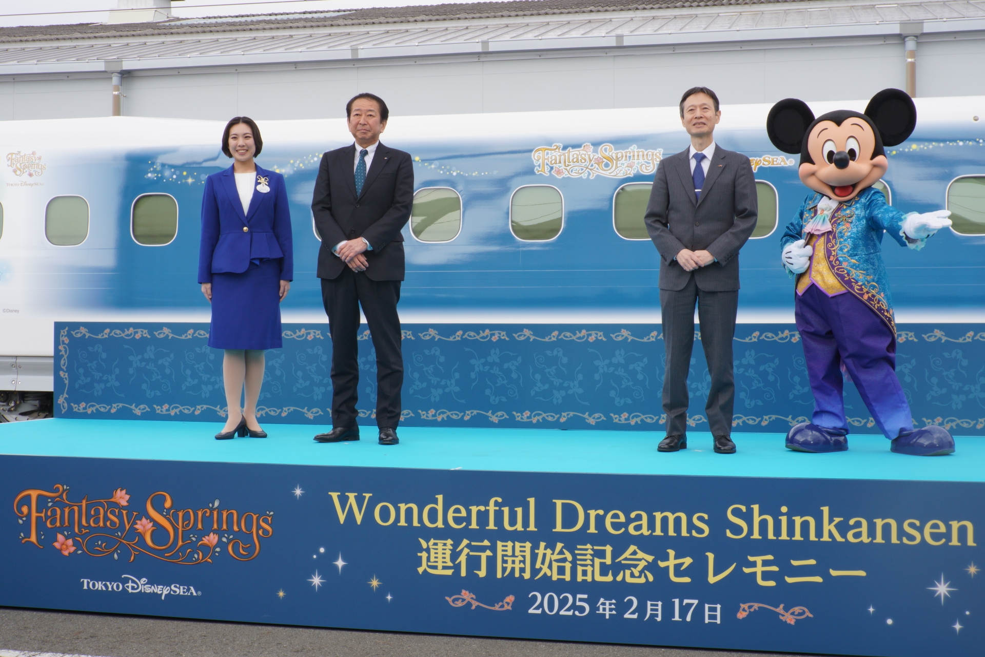左から、東京ディズニーリゾート・アンバサダー 味方和氏、株式会社オリエンタルランド 代表取締役社長 兼 COO 吉田謙次氏、東海旅客鉄道株式会社 代表取締役社長 丹羽俊介氏、ミッキーマウス