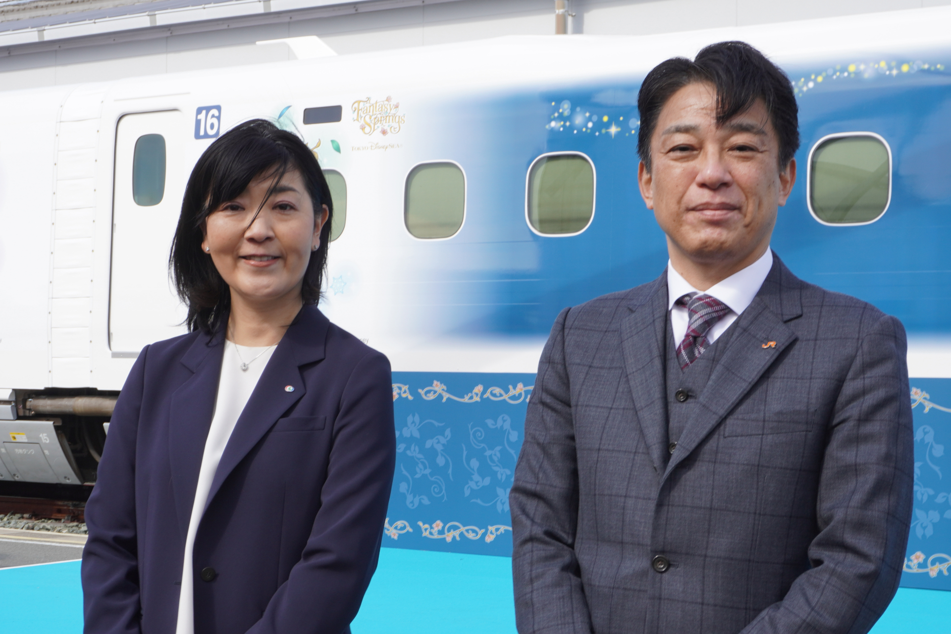 株式会社オリエンタルランド 広報部長 横井香織氏（左）、東海旅客鉄道株式会社 執行役員 営業本部長 榊原篤氏（右）