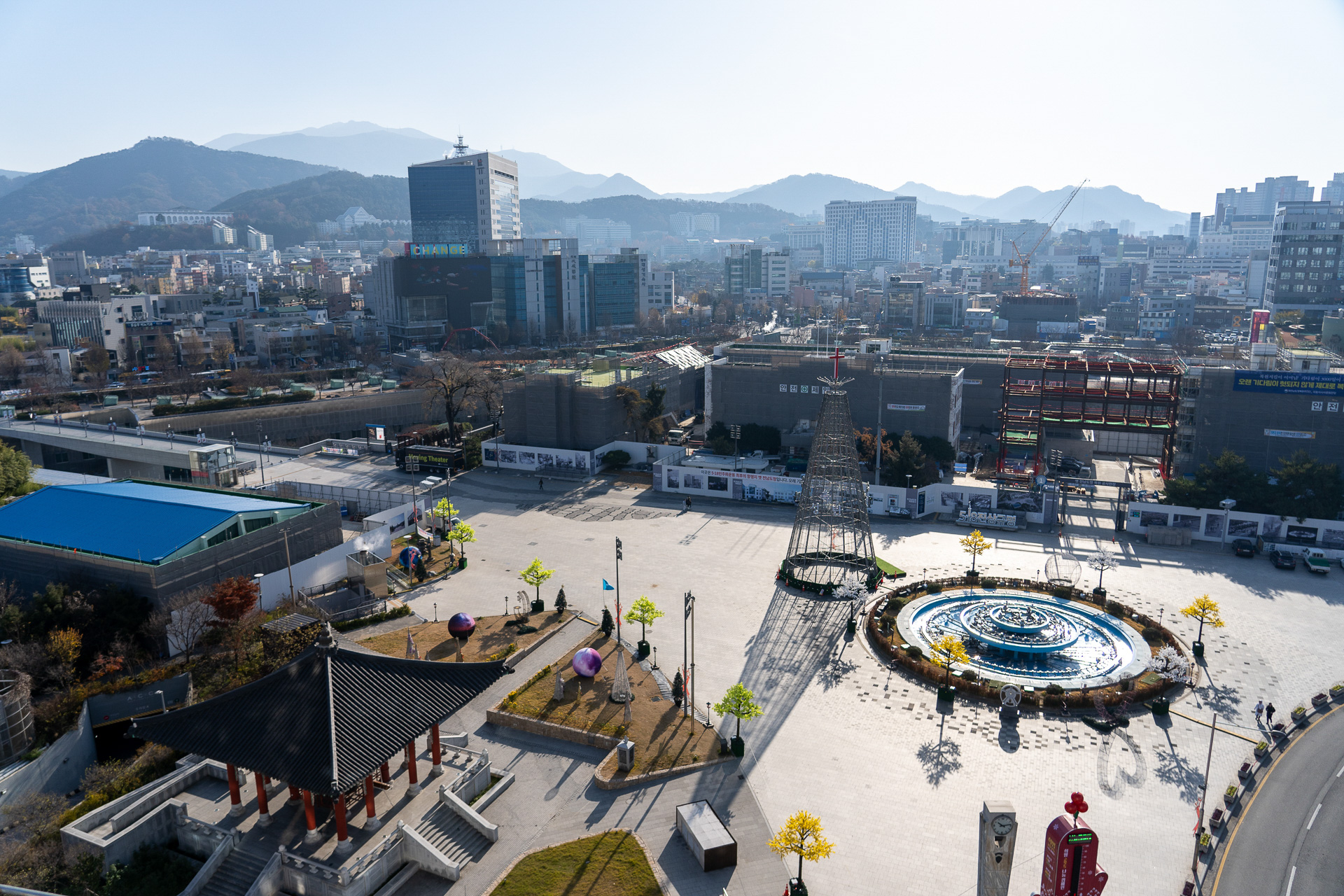 「全日ビル245」屋上より。青い屋根の尚武館は、光州事件で犠牲となった市民の遺体を安置していた場所で、小説「少年が来る」にも登場しています