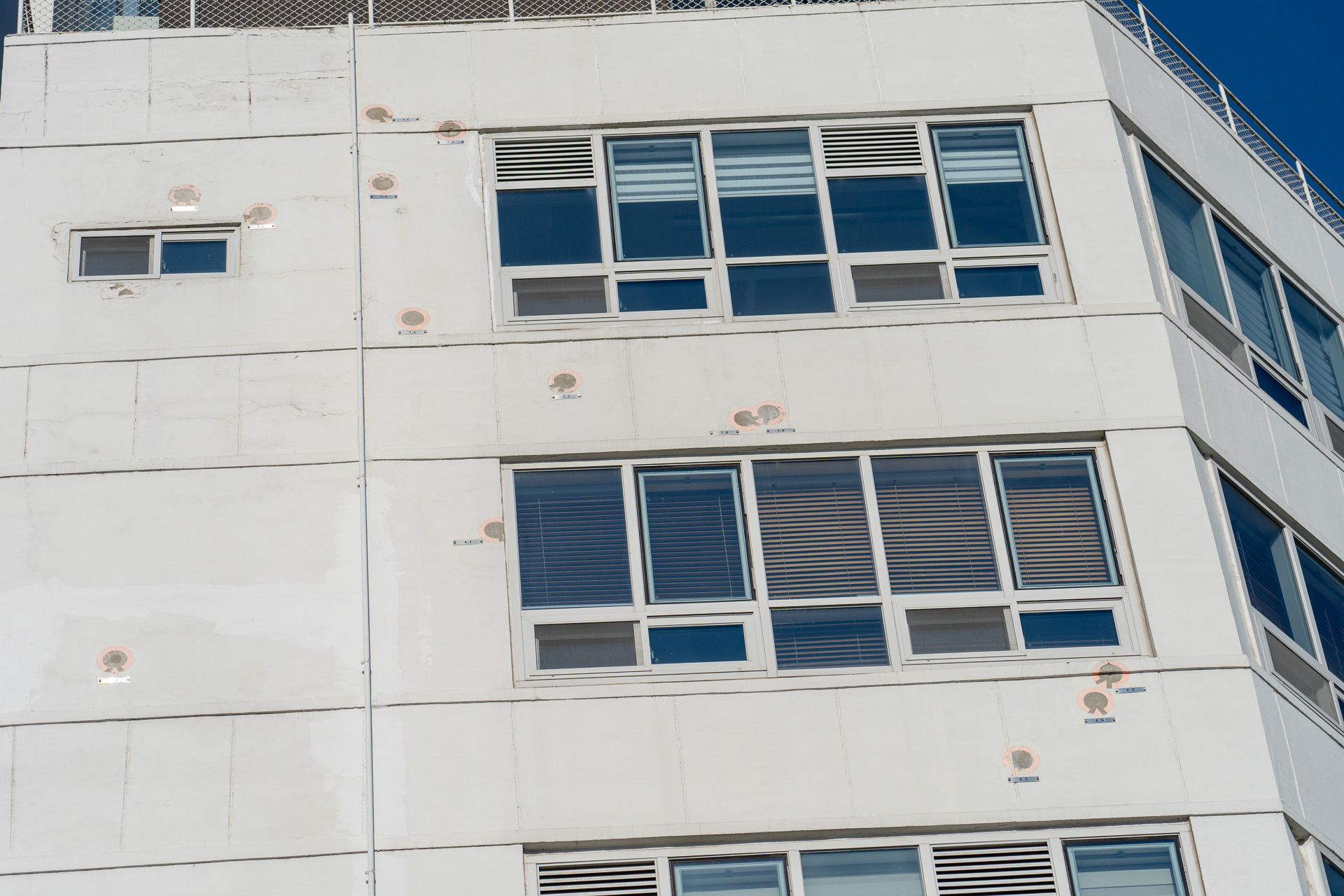 ビルの外壁にはヘリコプターからの砲撃による弾痕。ビル名の245は、のちに245個の弾痕が発見されたことから