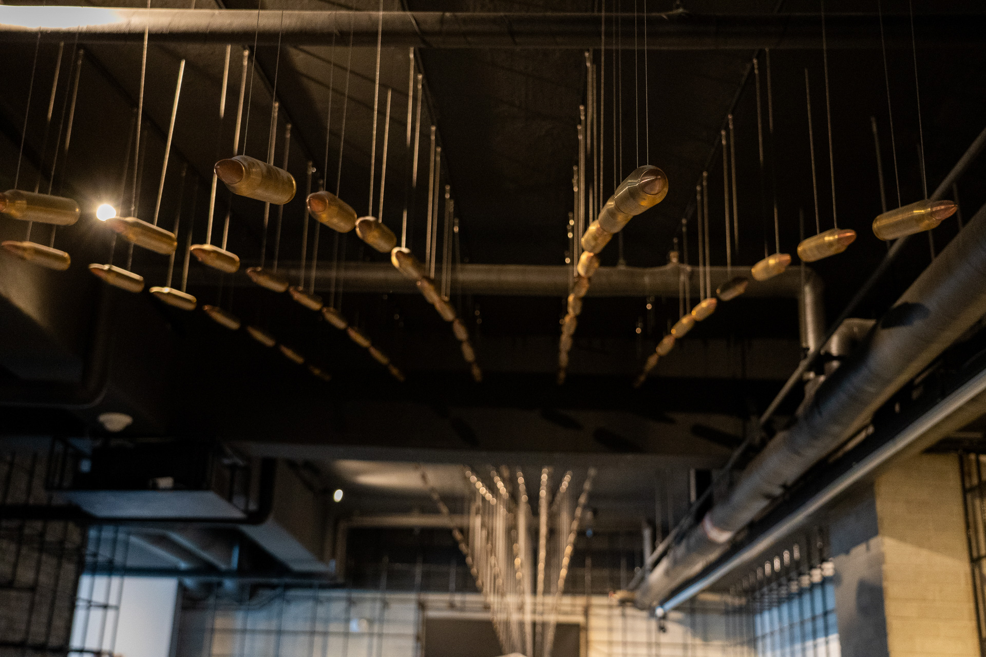 想像しただけでゾッとする弾丸軌道を視覚的に展示