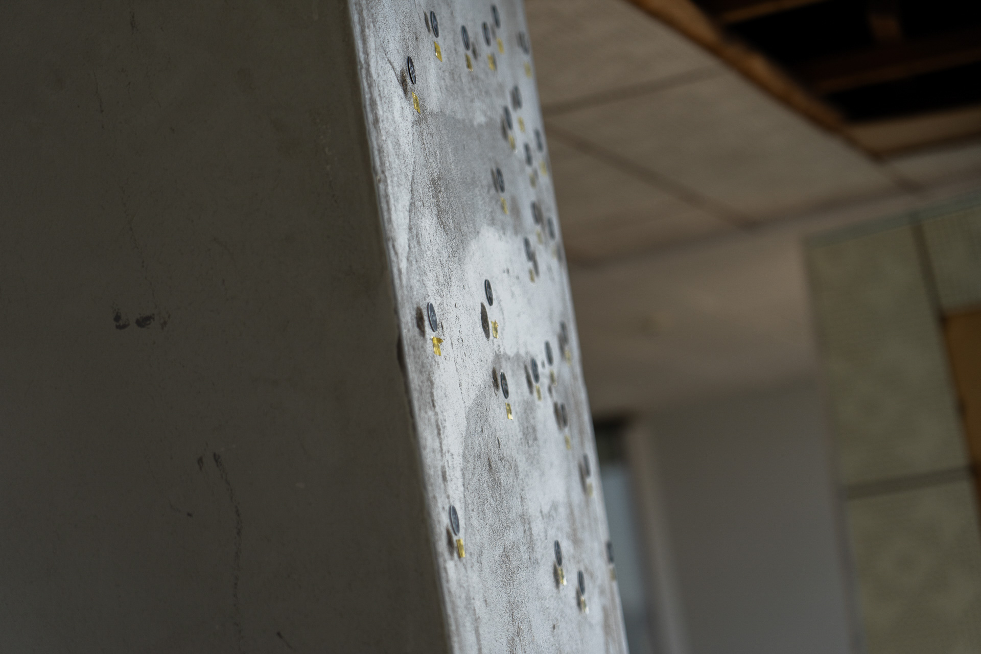 床や壁、窓ガラスに残る245個の弾痕