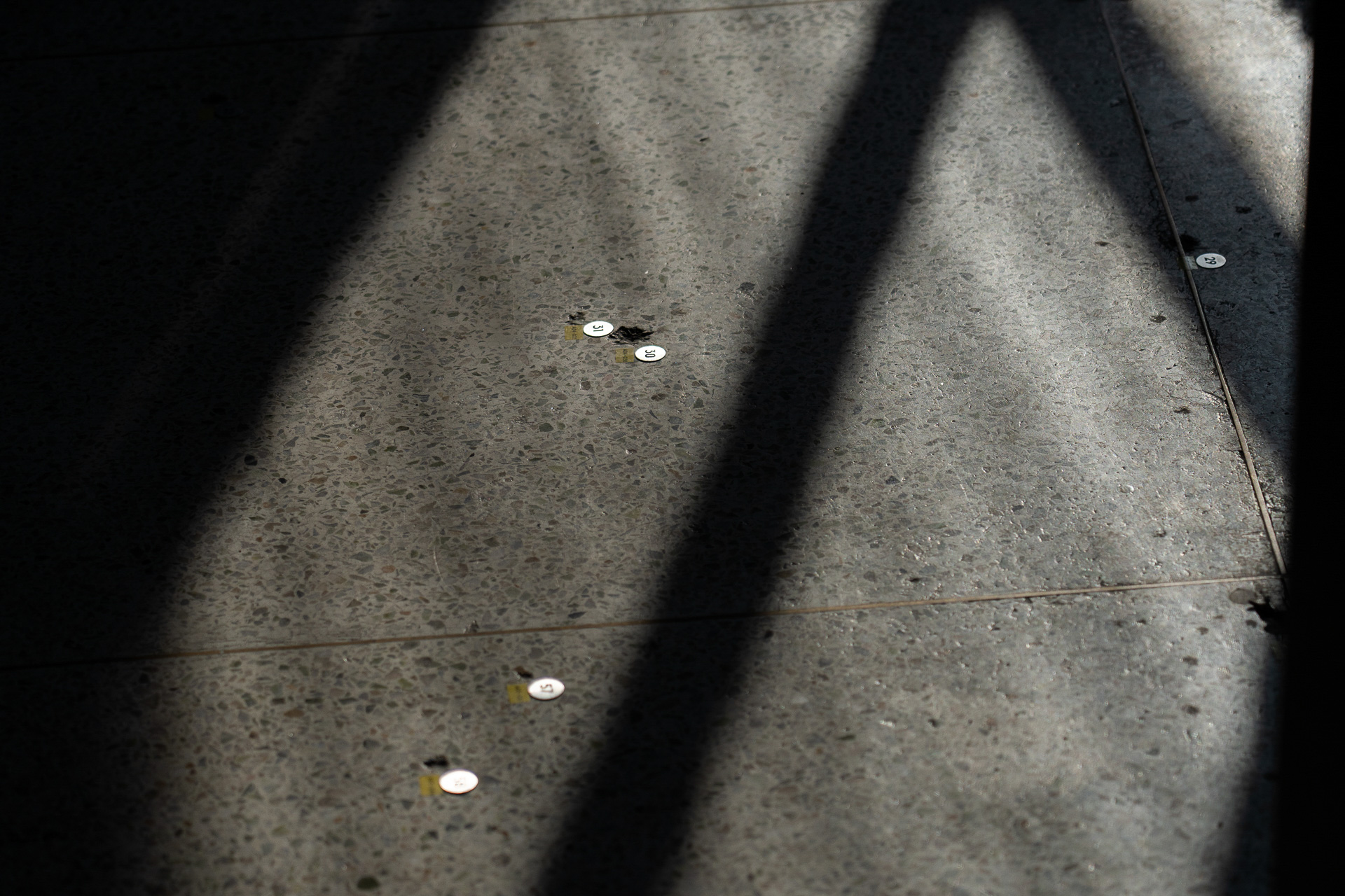 床や壁、窓ガラスに残る245個の弾痕