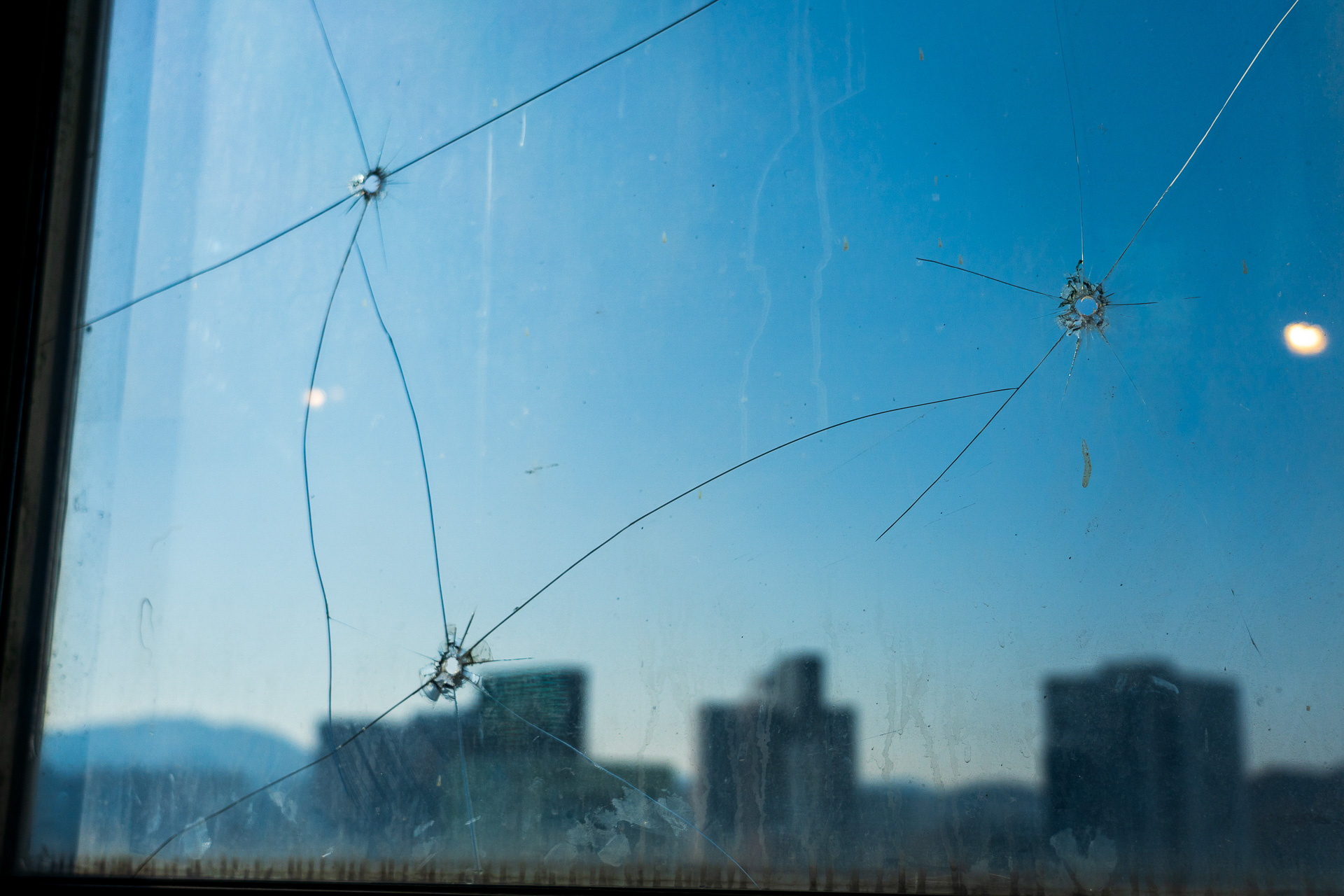 床や壁、窓ガラスに残る245個の弾痕