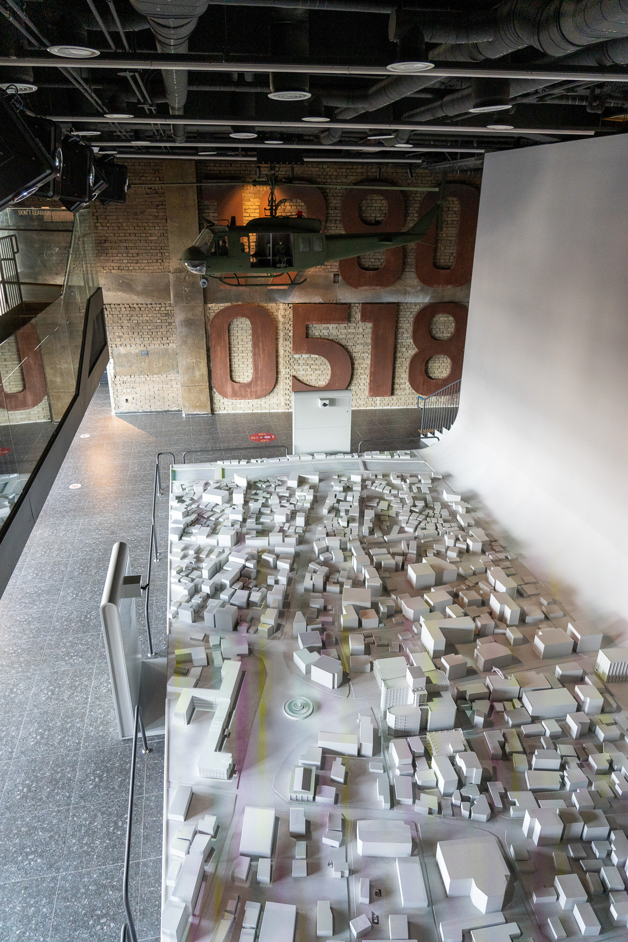 写真や映像、アニメ、ジオラマなどで光州事件を分かりやすく説明。ヘリコプターからの射撃はARで体験可能