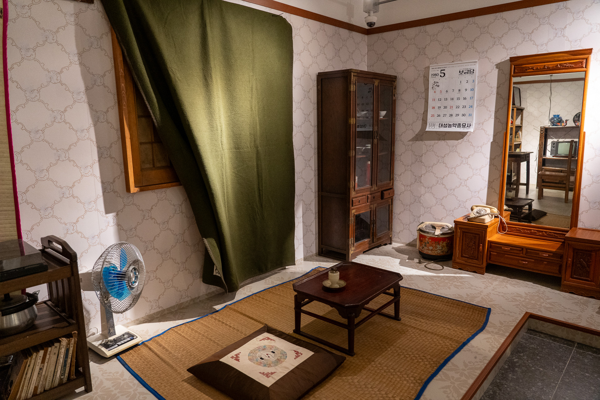 1980年当時の一般家庭を再現したコーナー。壁の暦が1980年5月になっていました