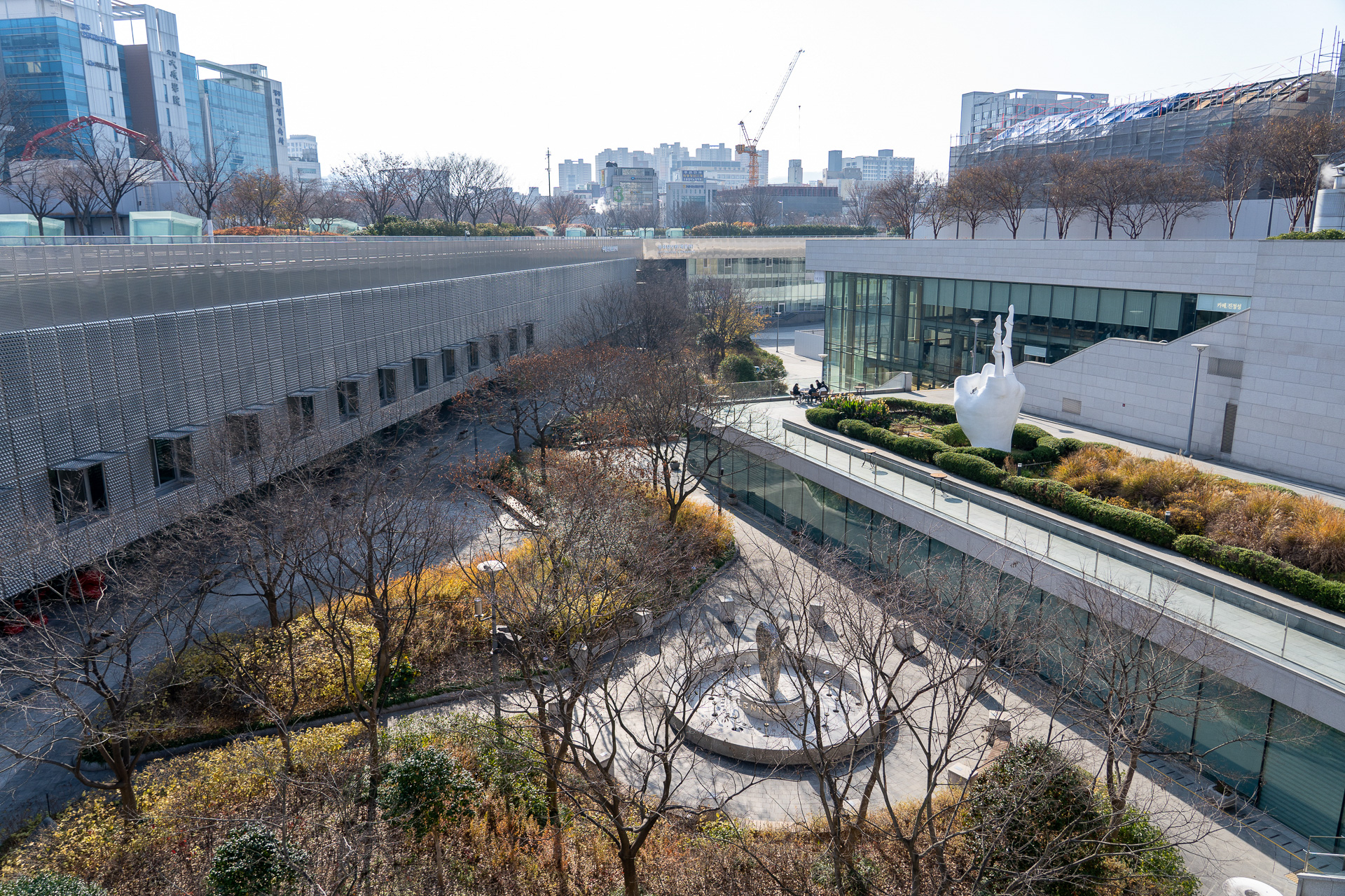 民主化の精神を隠してはいけないと、高い建物ではなく、地上公園化した建築様式になっている国立アジア文化殿堂