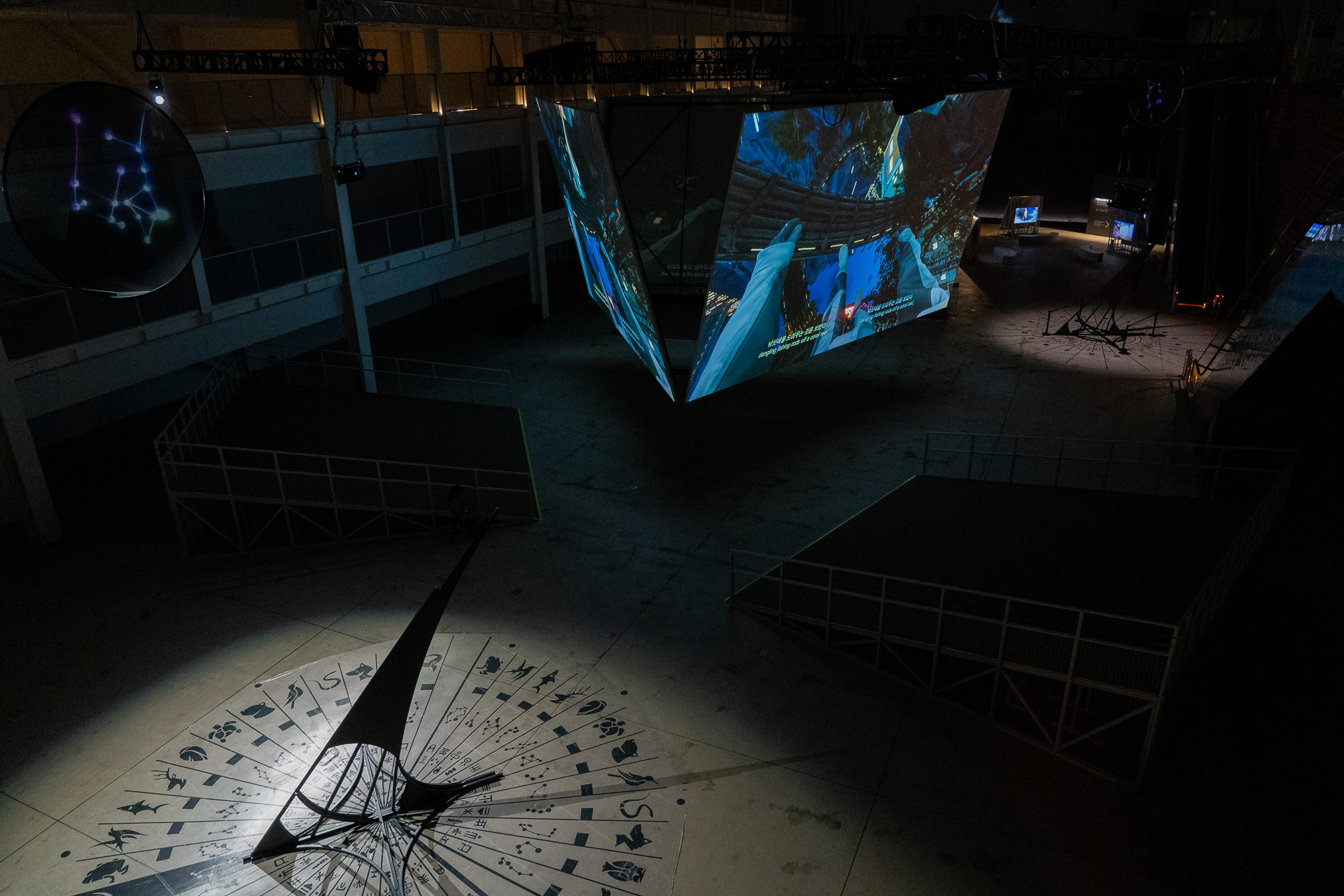 メディアアーティスト、キム・アヨンさんの「デリバリーダンサーのアーク：インバース」を鑑賞