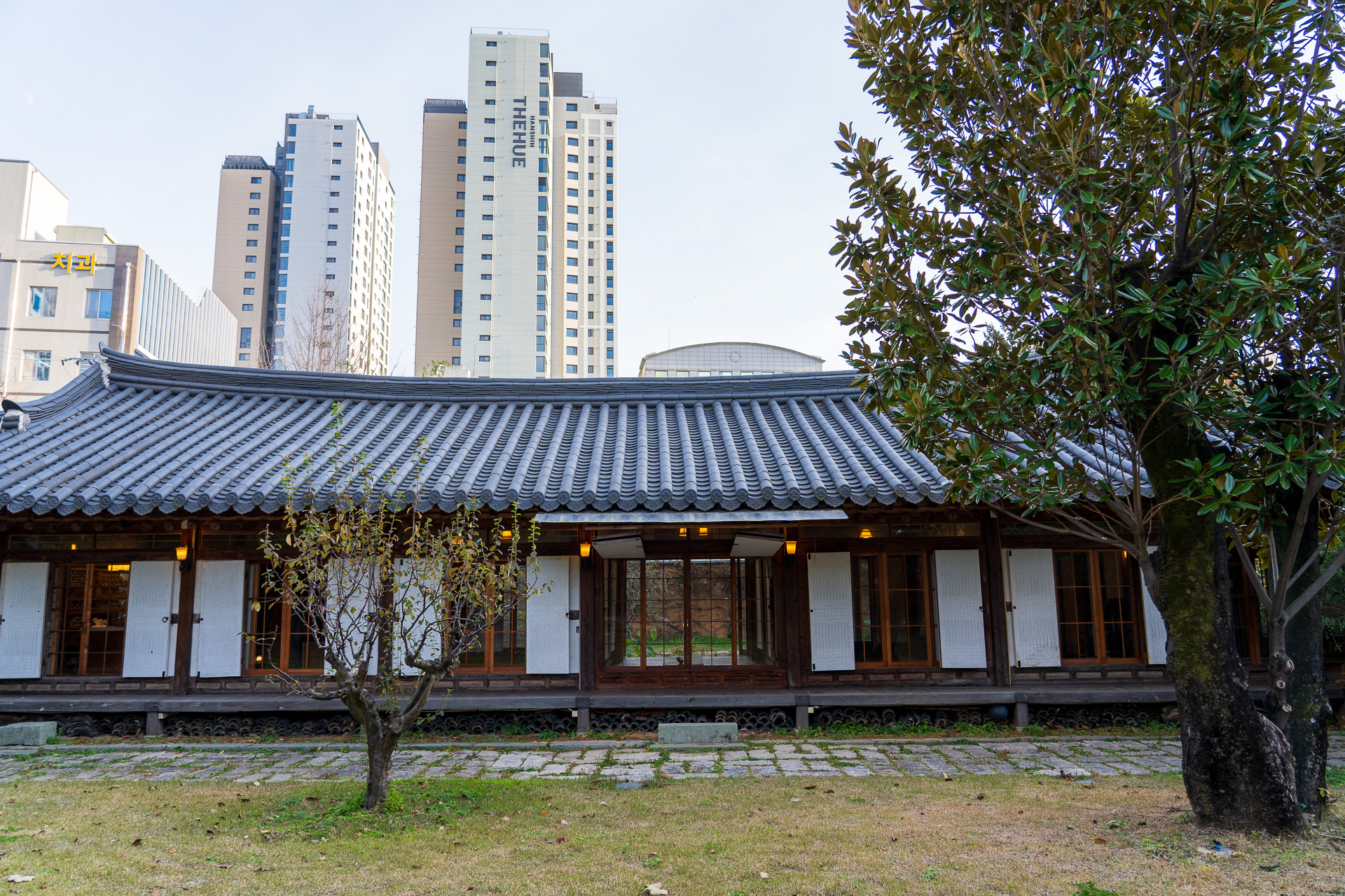 高層ビルとの対比がいいですね