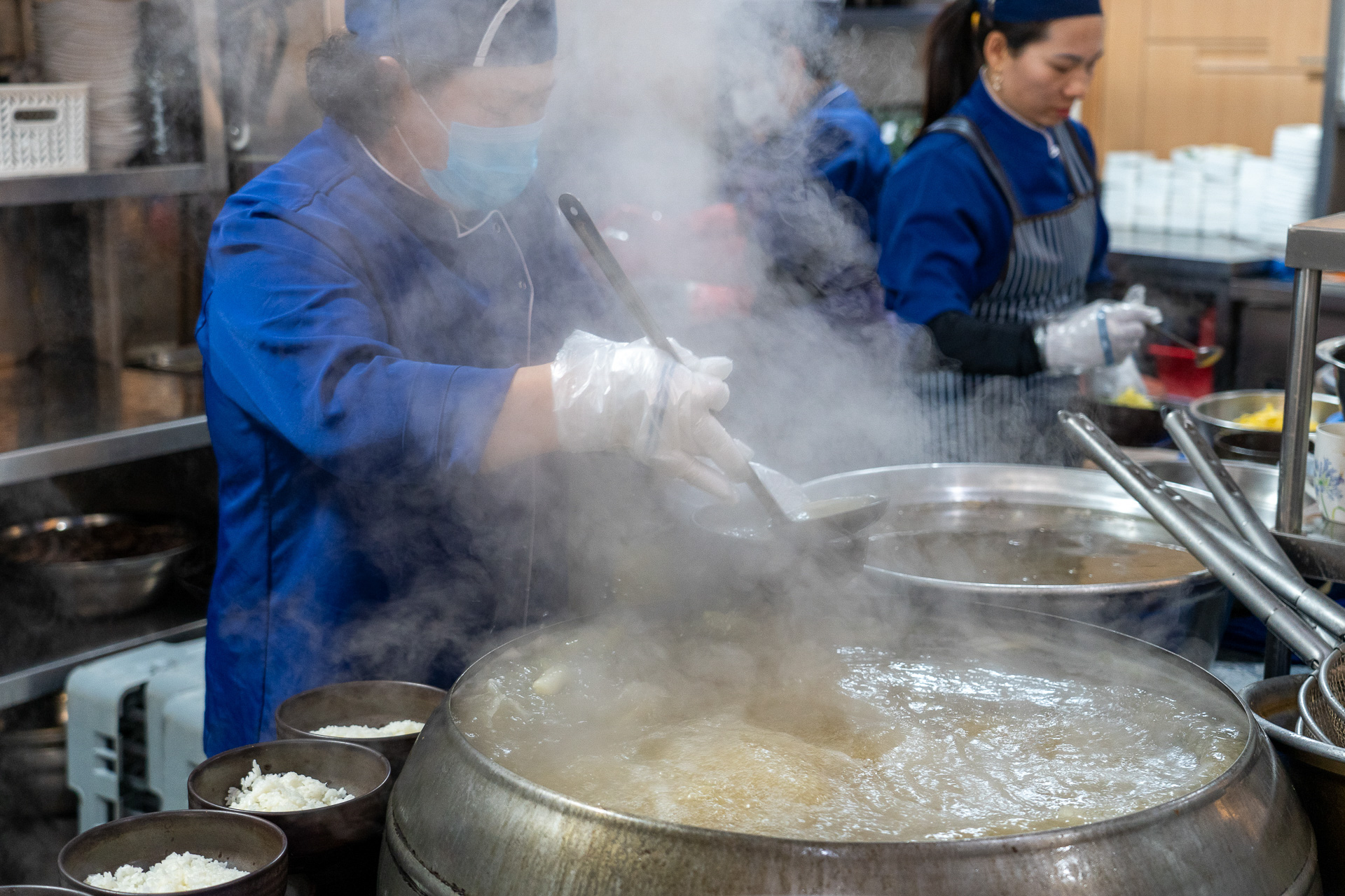 お店の入口では厨房の様子を見ることができます