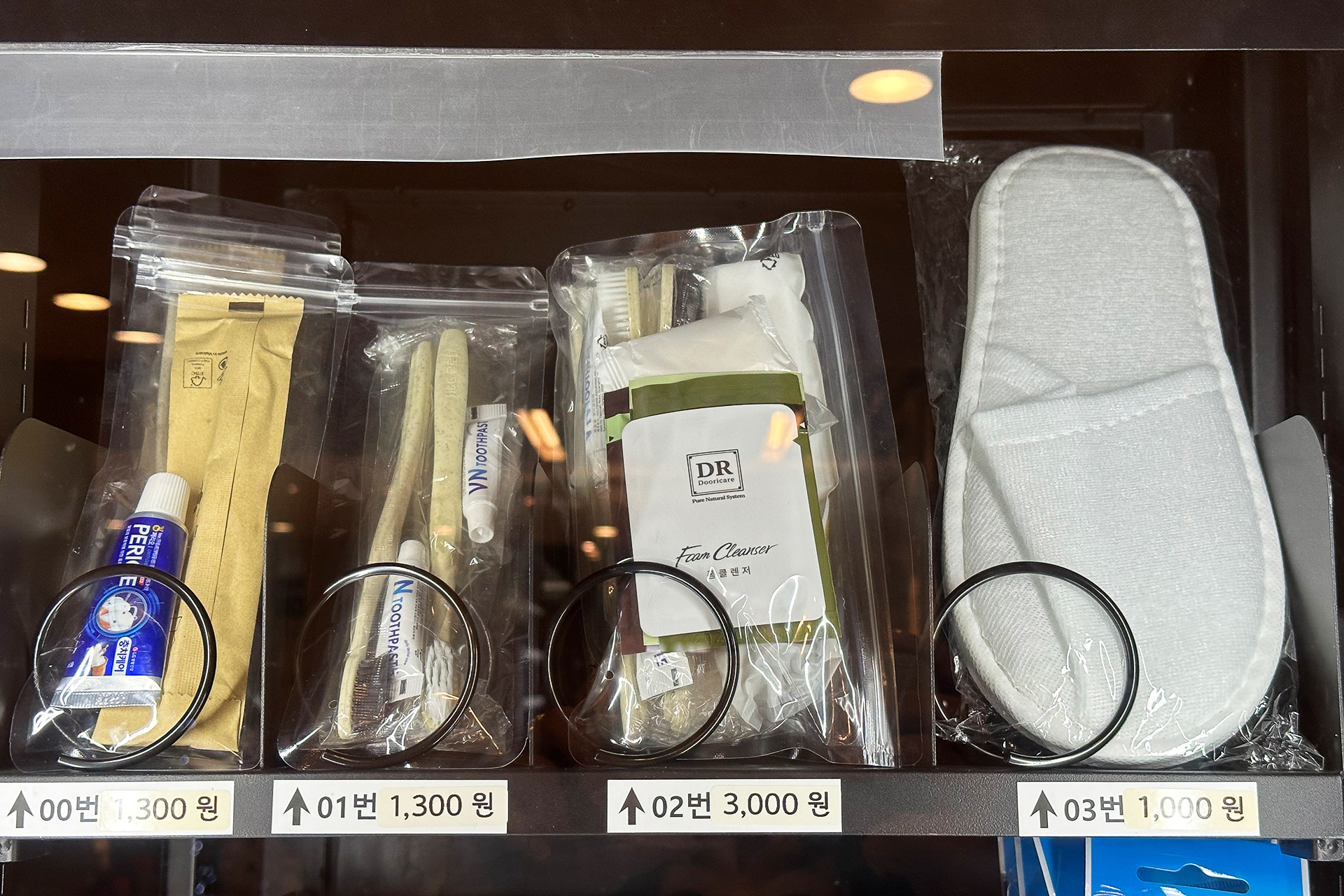 韓国のホテルでは環境保護の観点から歯ブラシやカミソリ、シャワーキャップなど使い捨てアメニティは有料なので持参を。シャンプーやボディソープはあります