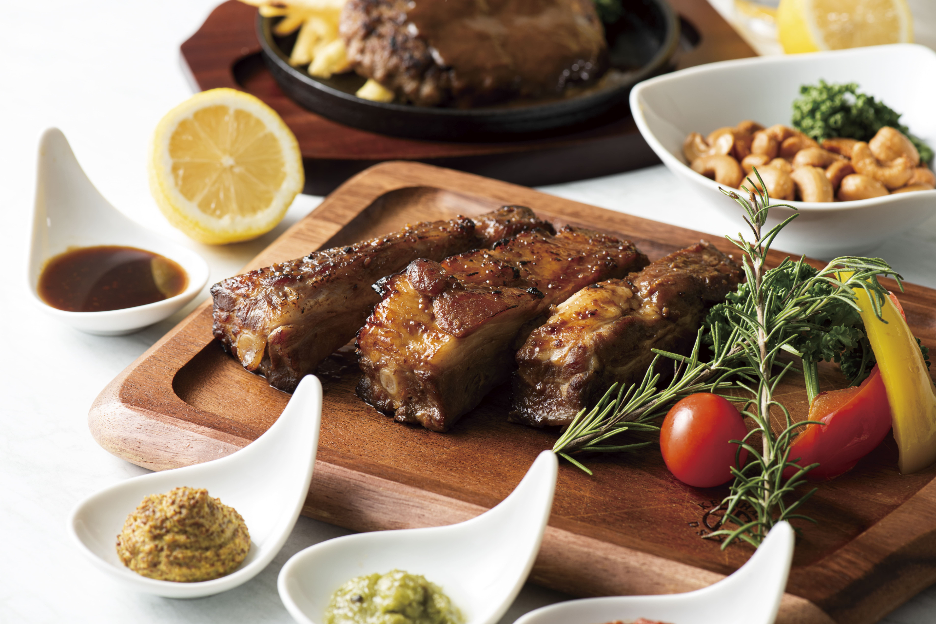 夕食メニューはこだわりの柔らかスペアリブなど