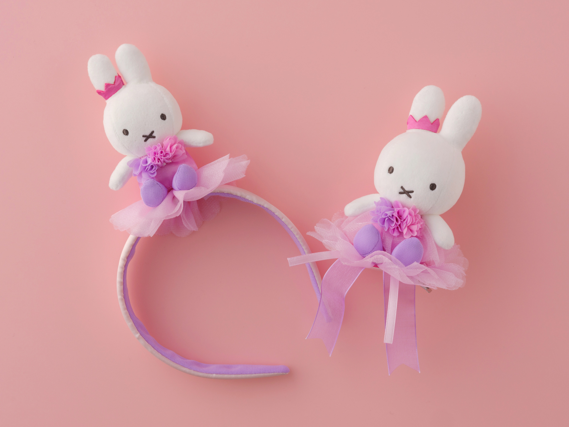 王冠をかぶった「キングダムフラワーミッフィー」。ぬいぐるみカチューシャ、ぬいぐるみクリップ、ステーショナリー各種を発売
