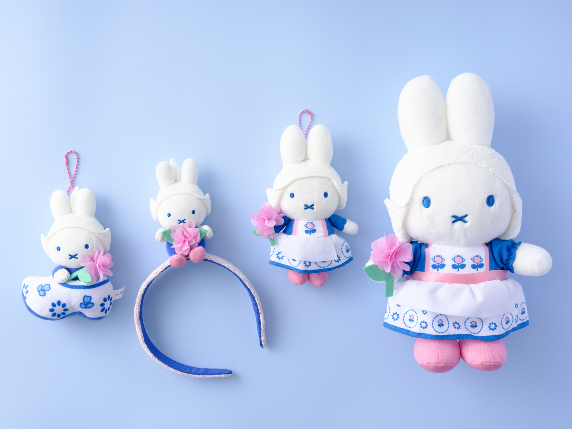 オランダ民族衣装を着た「ロイヤルフラワーナインチェ」。ぬいぐるみ、ぬいぐるみカチューシャ、ぬいぐるみチェーン、食器各種を発売