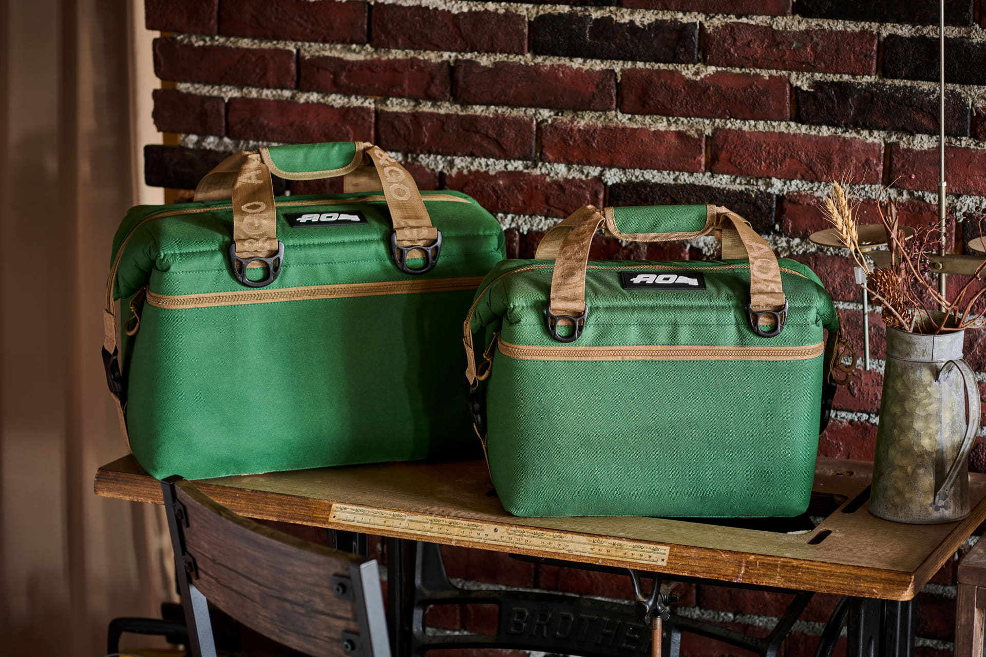 アメリカンブルーとアメリカングリーンの「キャンバス ソフトクーラー」（サイズは12パック/24パック）