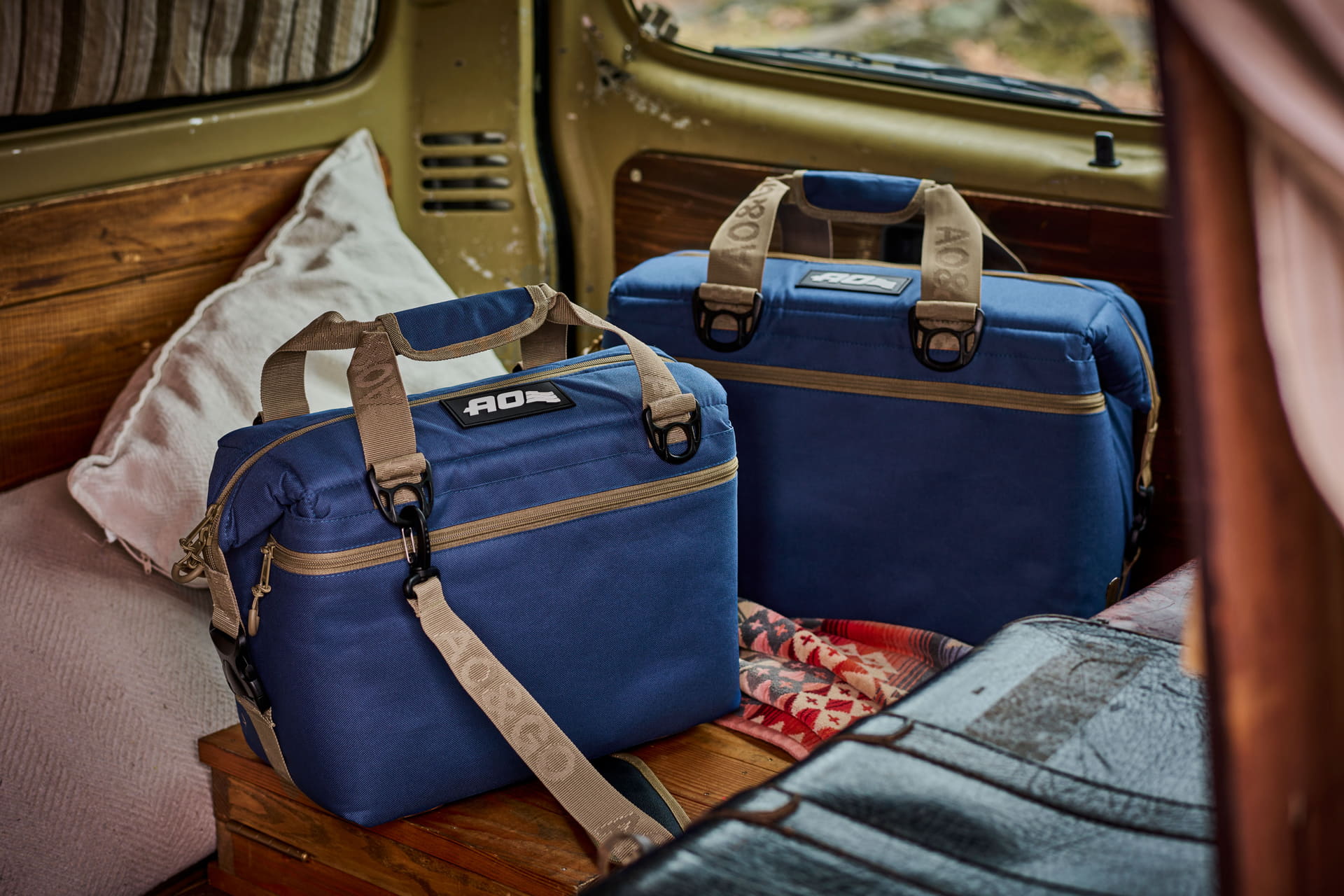 アメリカンブルーとアメリカングリーンの「キャンバス ソフトクーラー」（サイズは12パック/24パック）