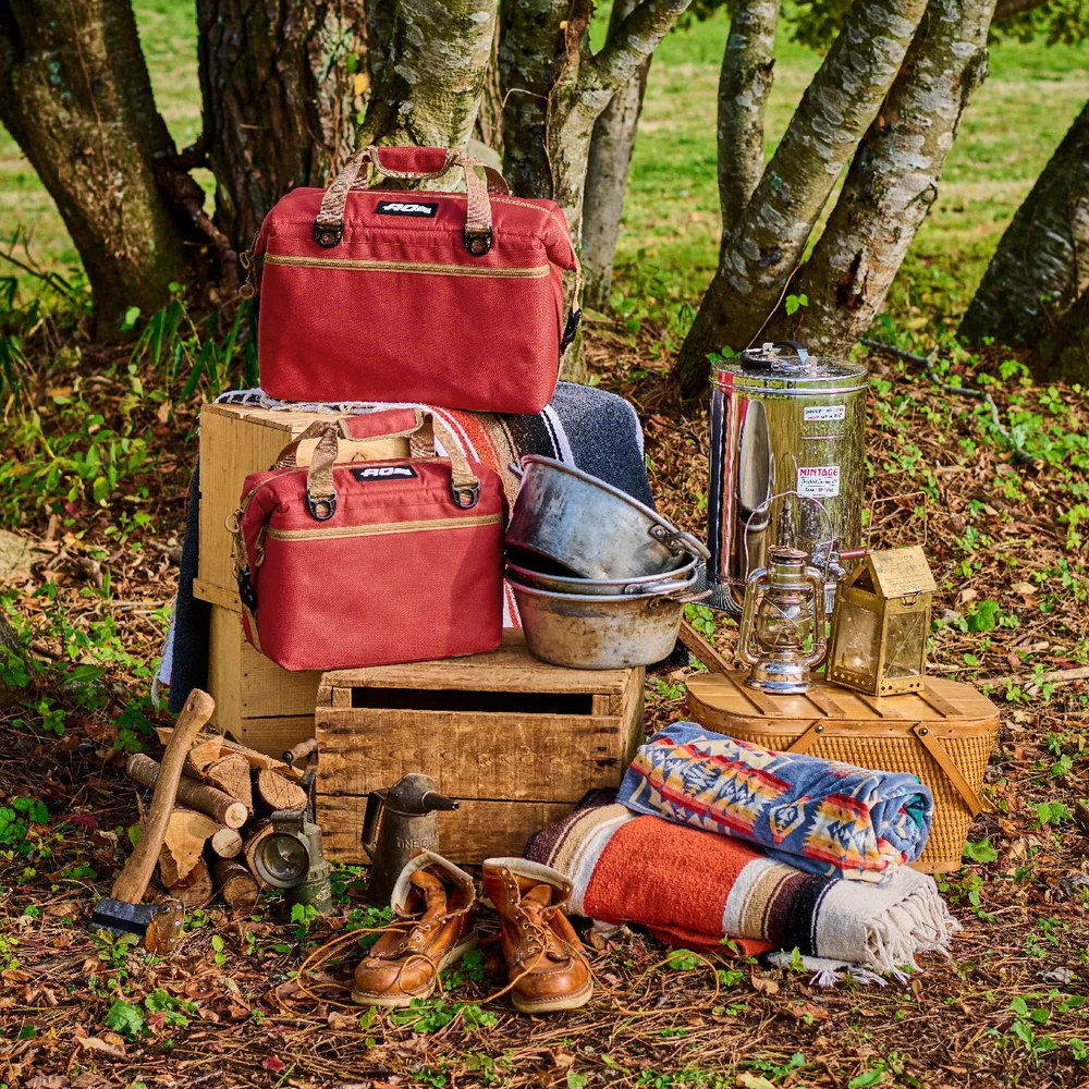 カーディナルレッドの「キャンバス ソフトクーラー」（サイズは12パック/24パック）