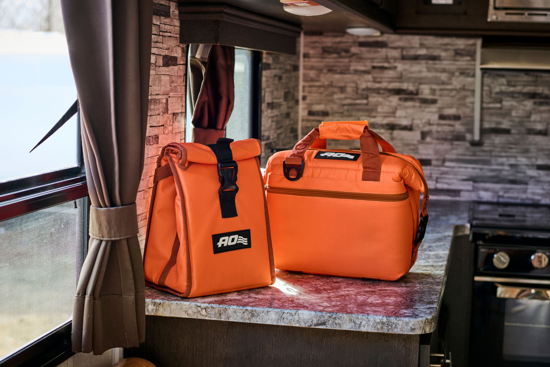 鮮やかでエネルギッシュなタンジェリンの「ランチクーラー」と「9パック キャンバス ソフトクーラー」