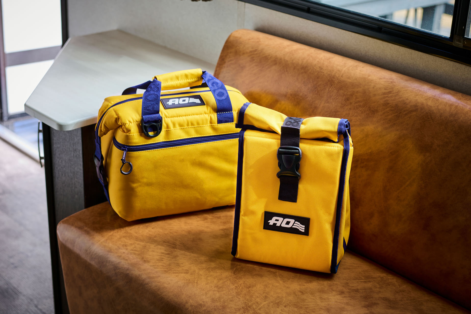 メイズイエローとコロンビアブルーの「ランチクーラー」「9パック キャンバス ソフトクーラー」も、アメリカンカレッジを思わせる色合い