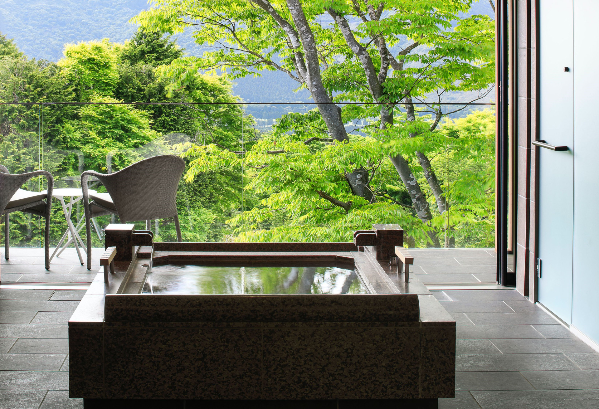 THE HIRAMATSU HOTELS＆RESORTS 仙石原の客室露天風呂