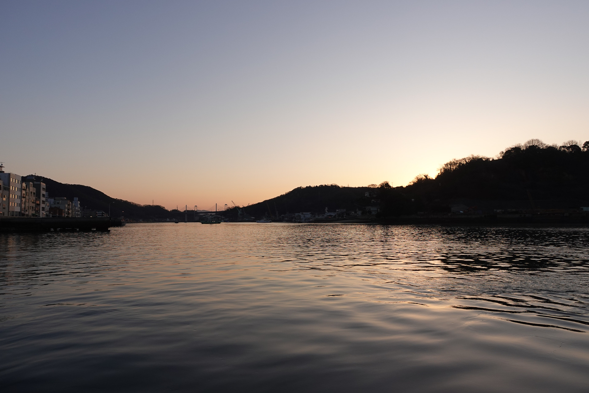 朝の尾道水道。幅300mほどしかない